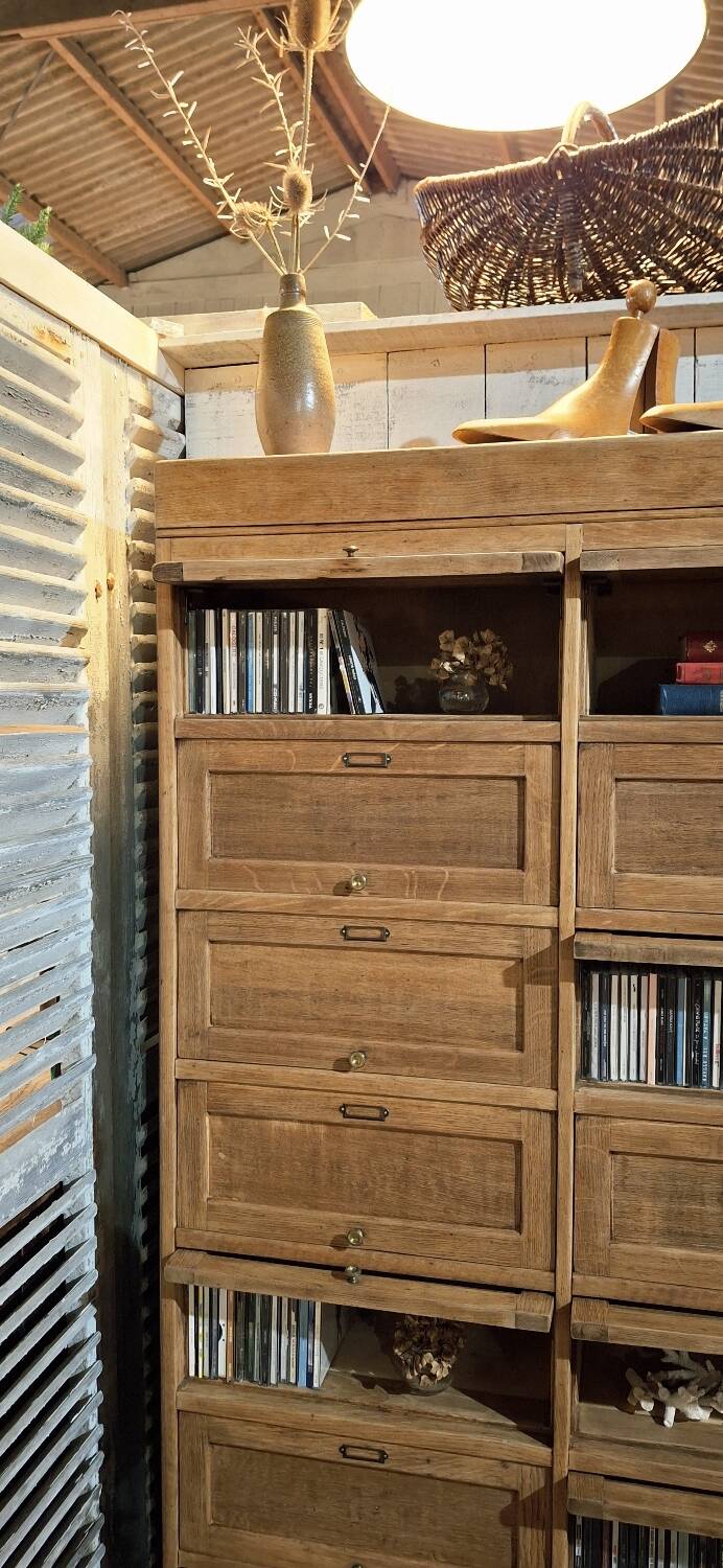 Trade cabinet with flaps