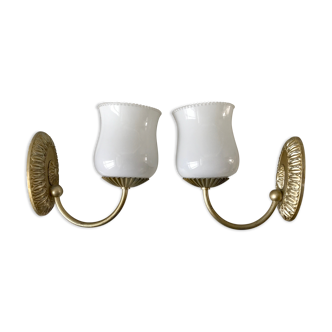 Duo d'appliques en opaline dentelée et acier doré années 50