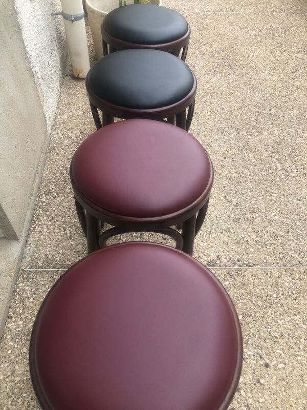Suite de 4 tabourets de bistrot (assises neuves)