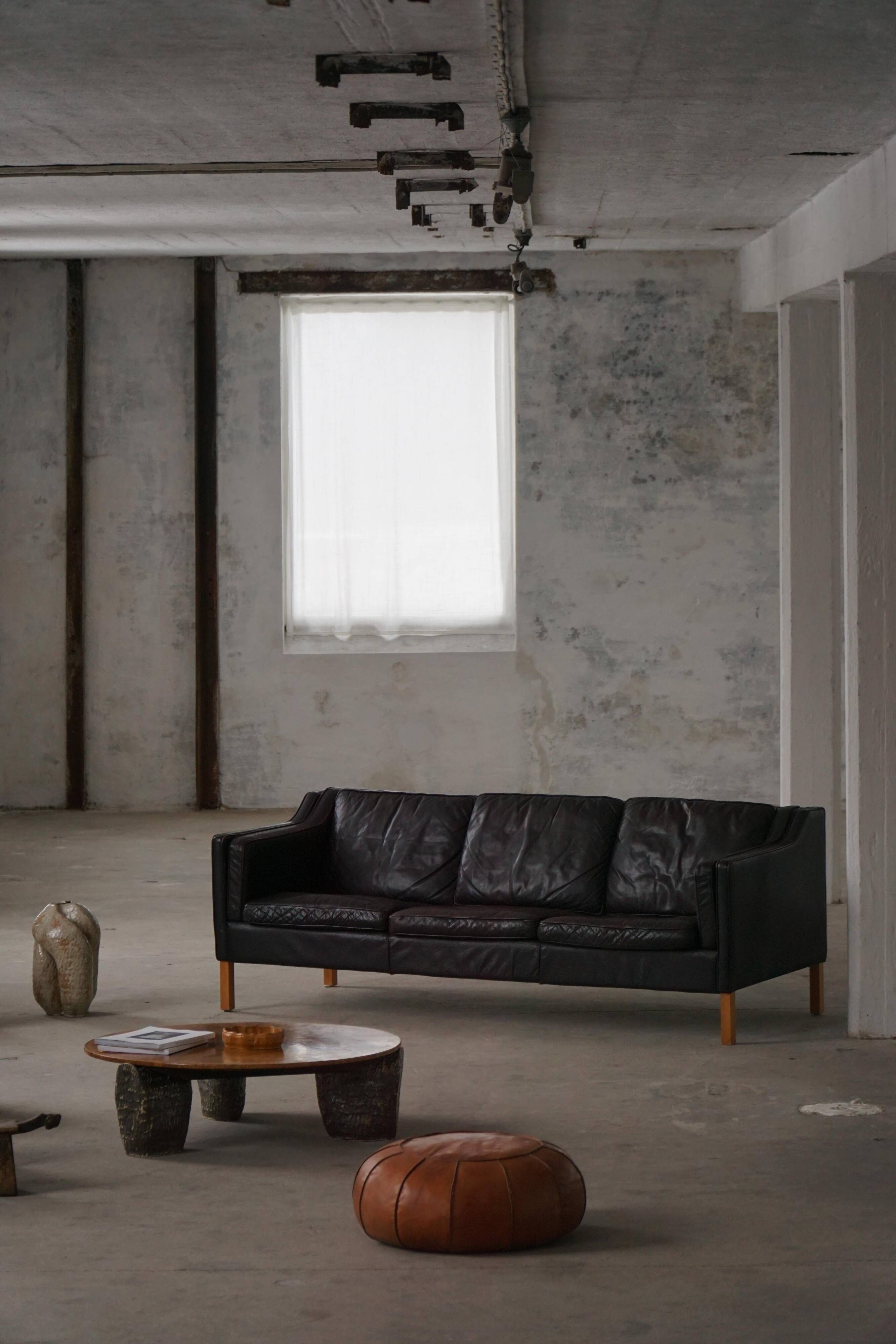 Three-seater canapé by Mogens Hansen, mid-century, in patinated black leather and solid beech.