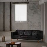 Three-seater canapé by Mogens Hansen, mid-century, in patinated black leather and solid beech.