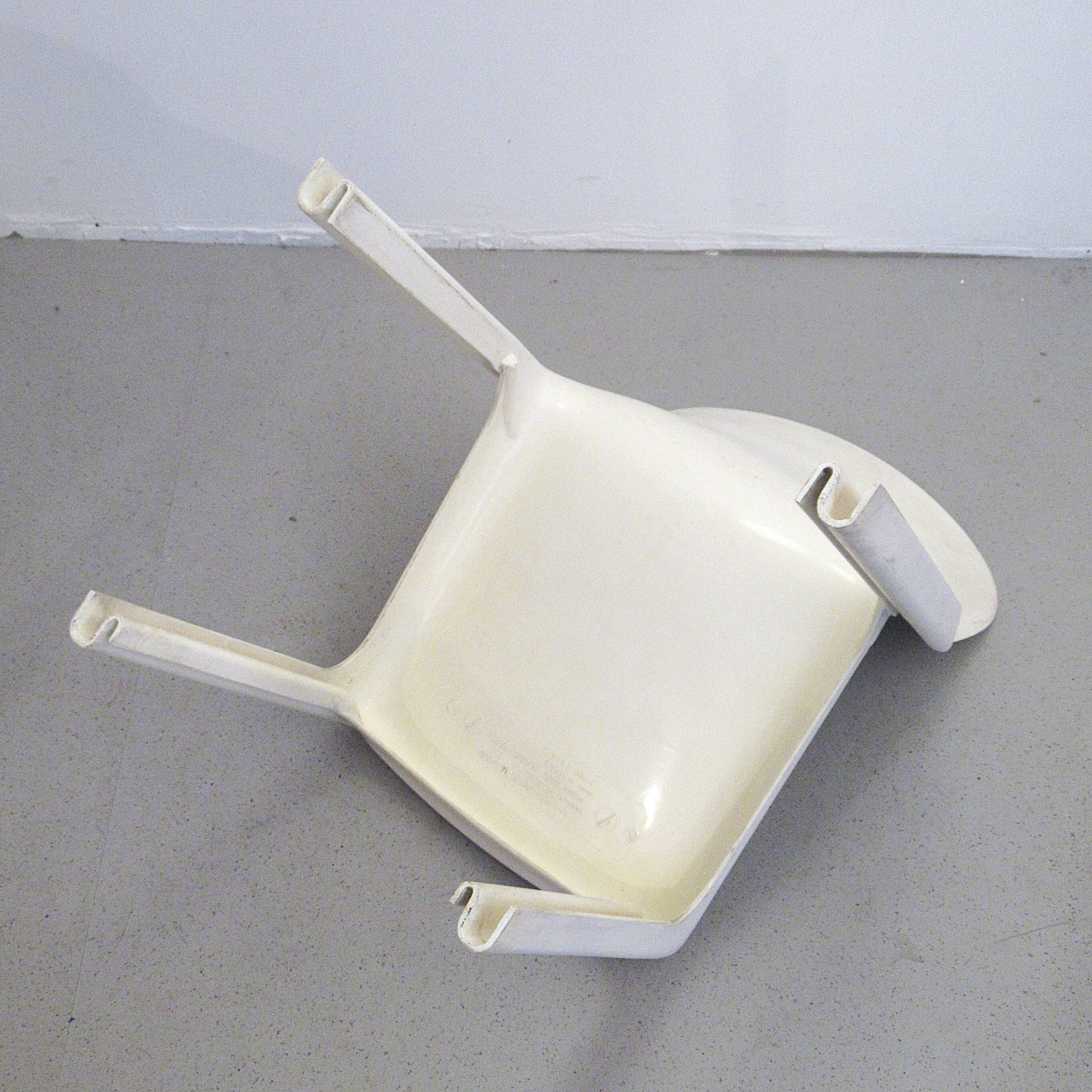 Set of 4 white Selene chairs by Magistretti Artemide