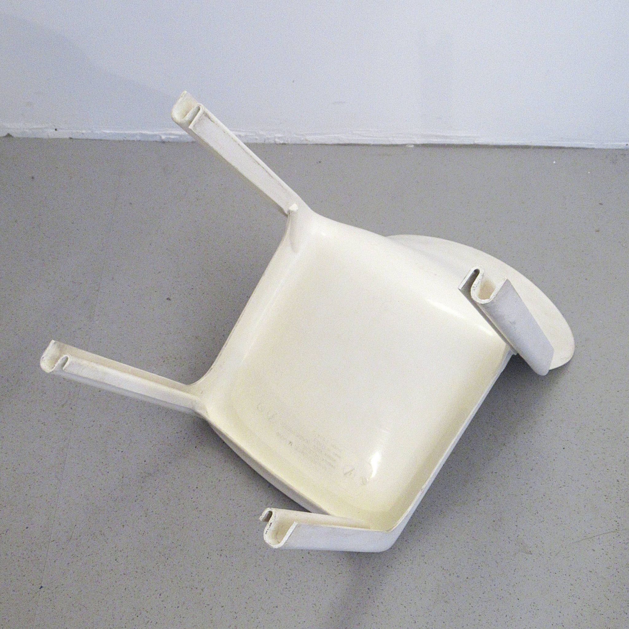 Set of 4 white Selene chairs by Magistretti Artemide