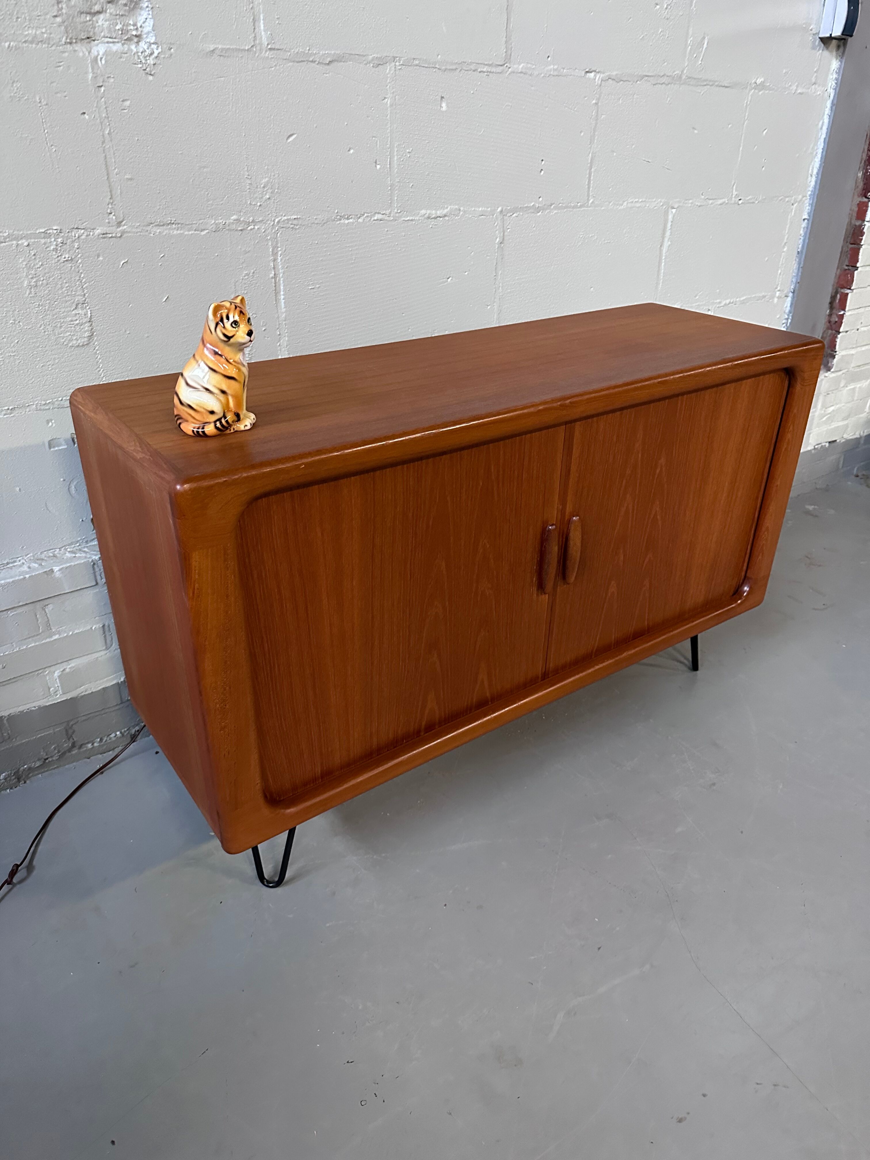 Dyrlund barcloset hairpin cabinet