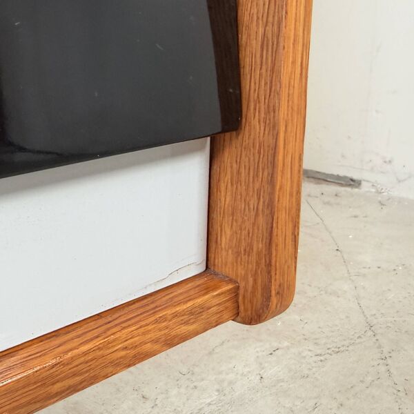 Buffet U458 de Jiří Jiroutek, tiroirs noir et blanc.