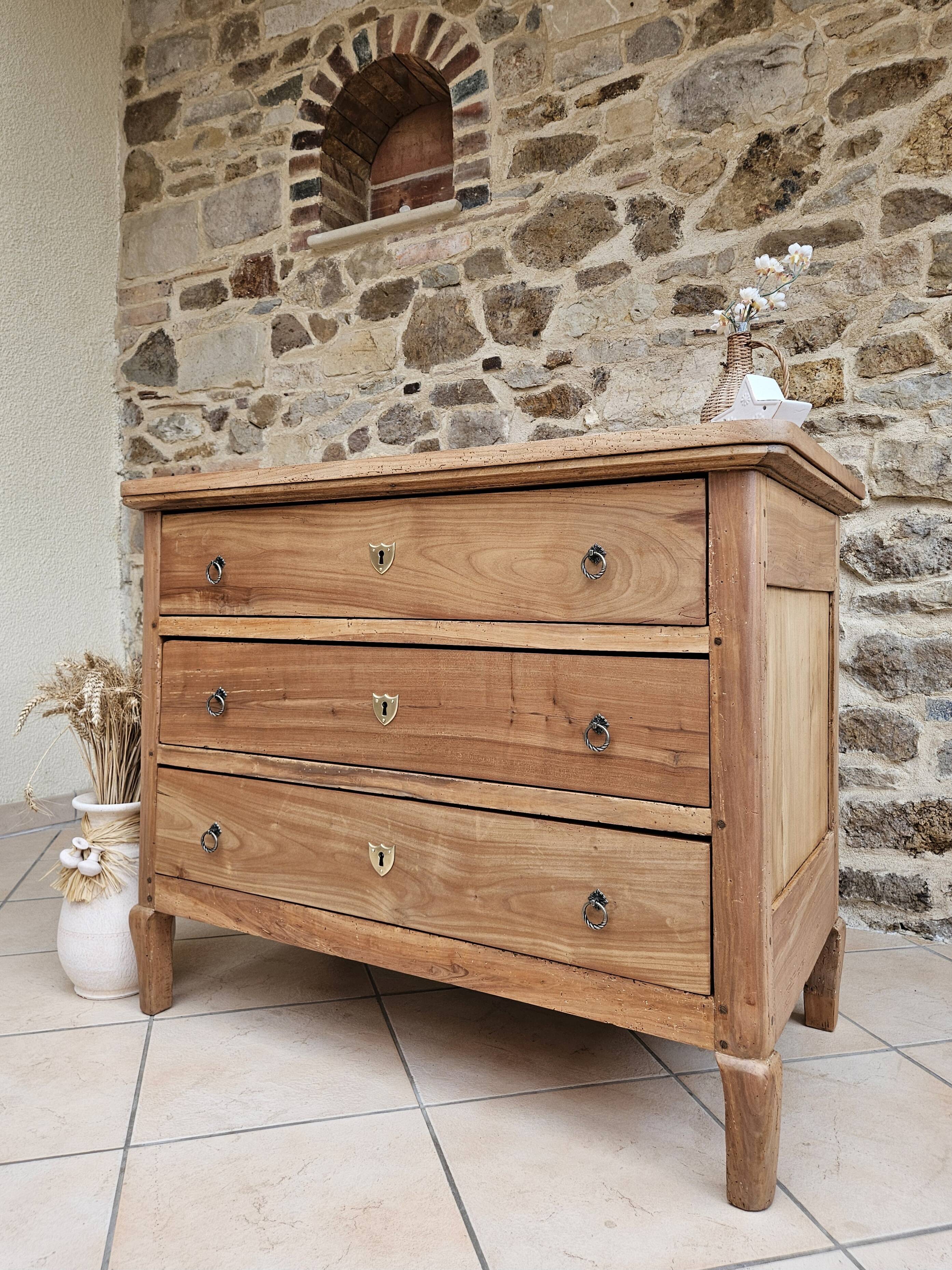 Antique chest of drawers