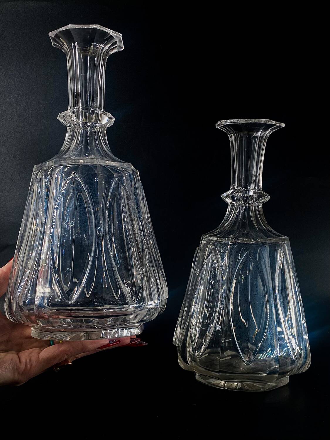 Two Le Creusot wine carafes (Baccarat) 19th century. Leaves