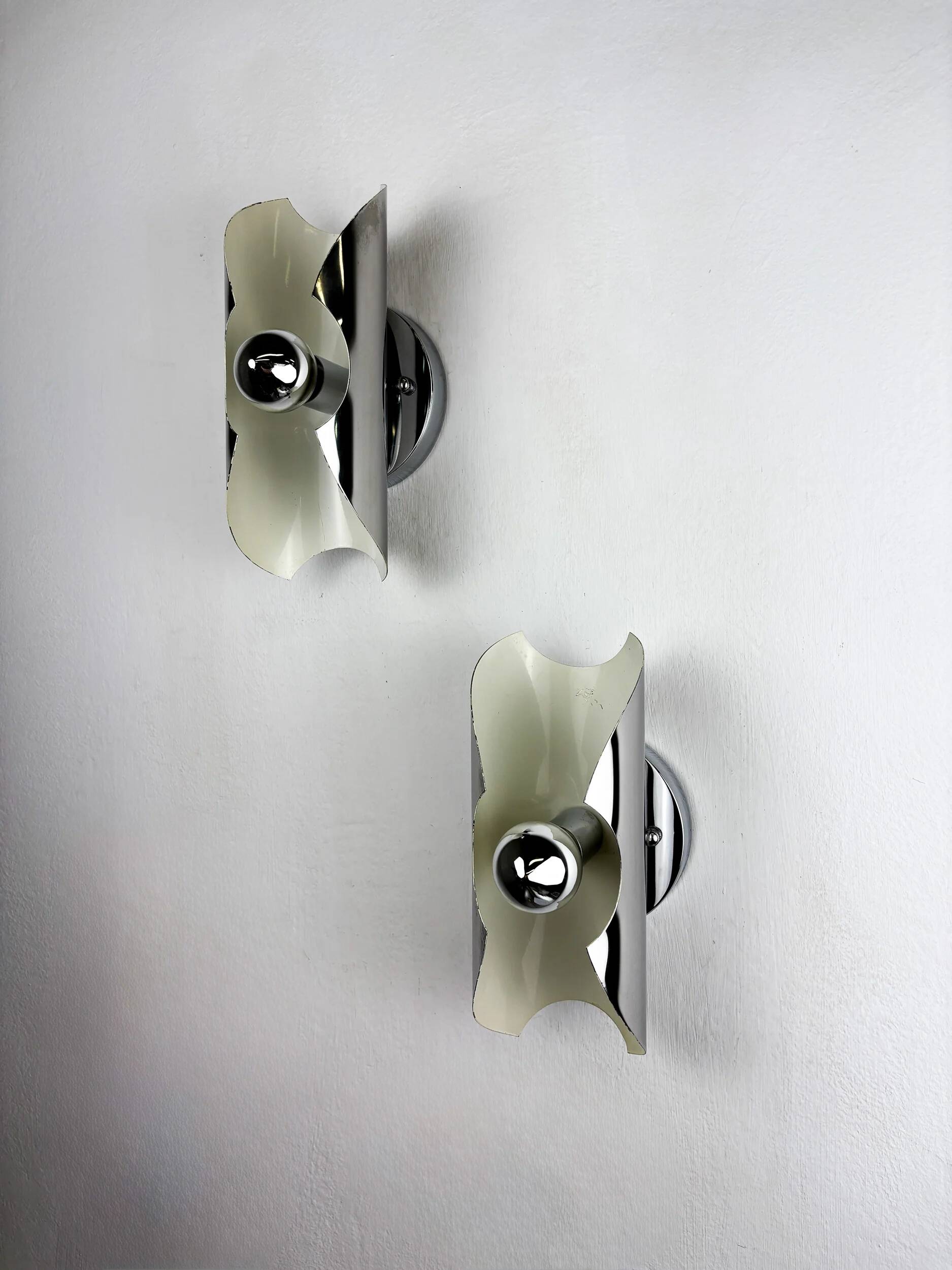Pair of "folio" wall lights, space age, chromed metal, Italy, circa 1970s