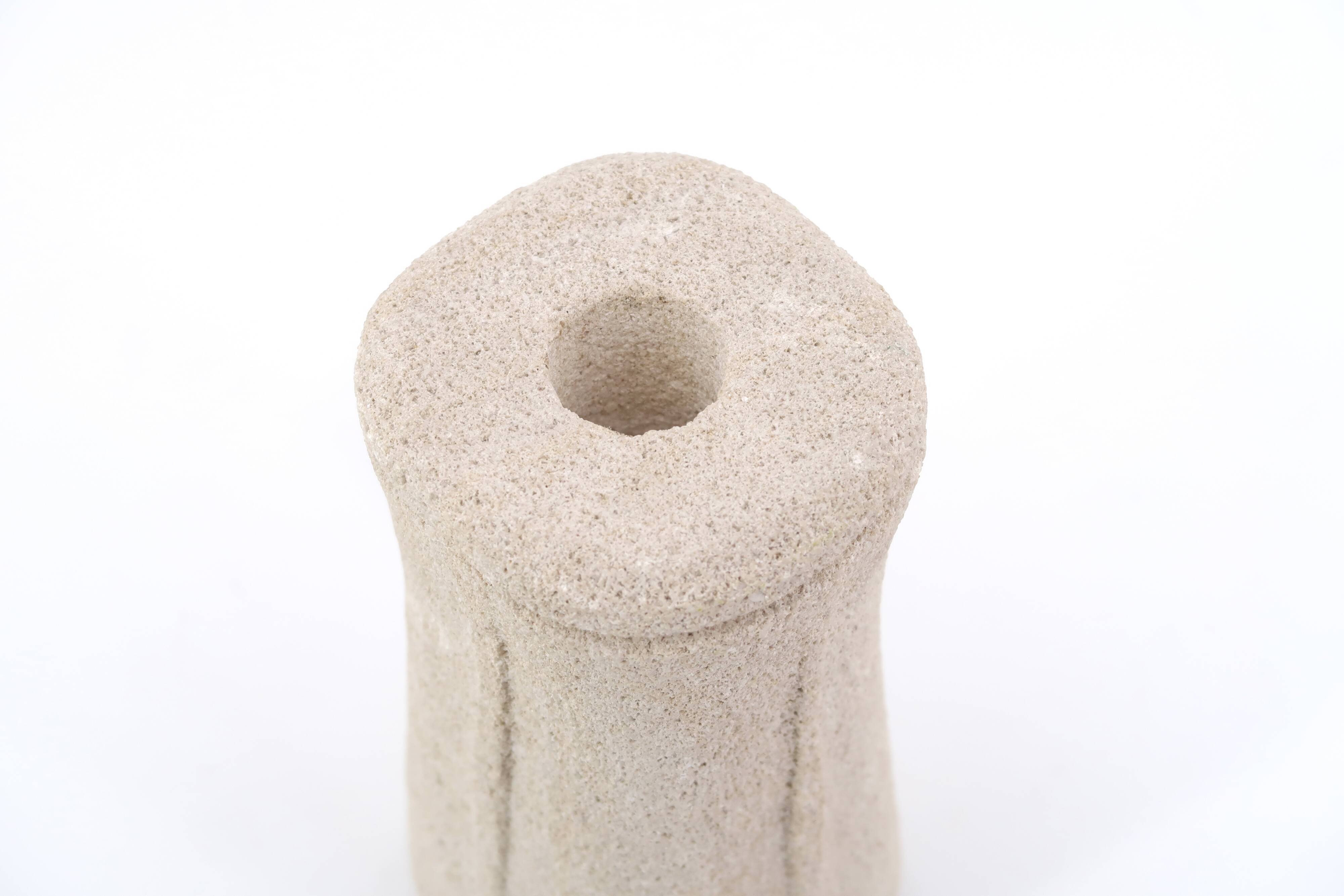 Vase ou bougeoir sculpté dans la pierre, années 70