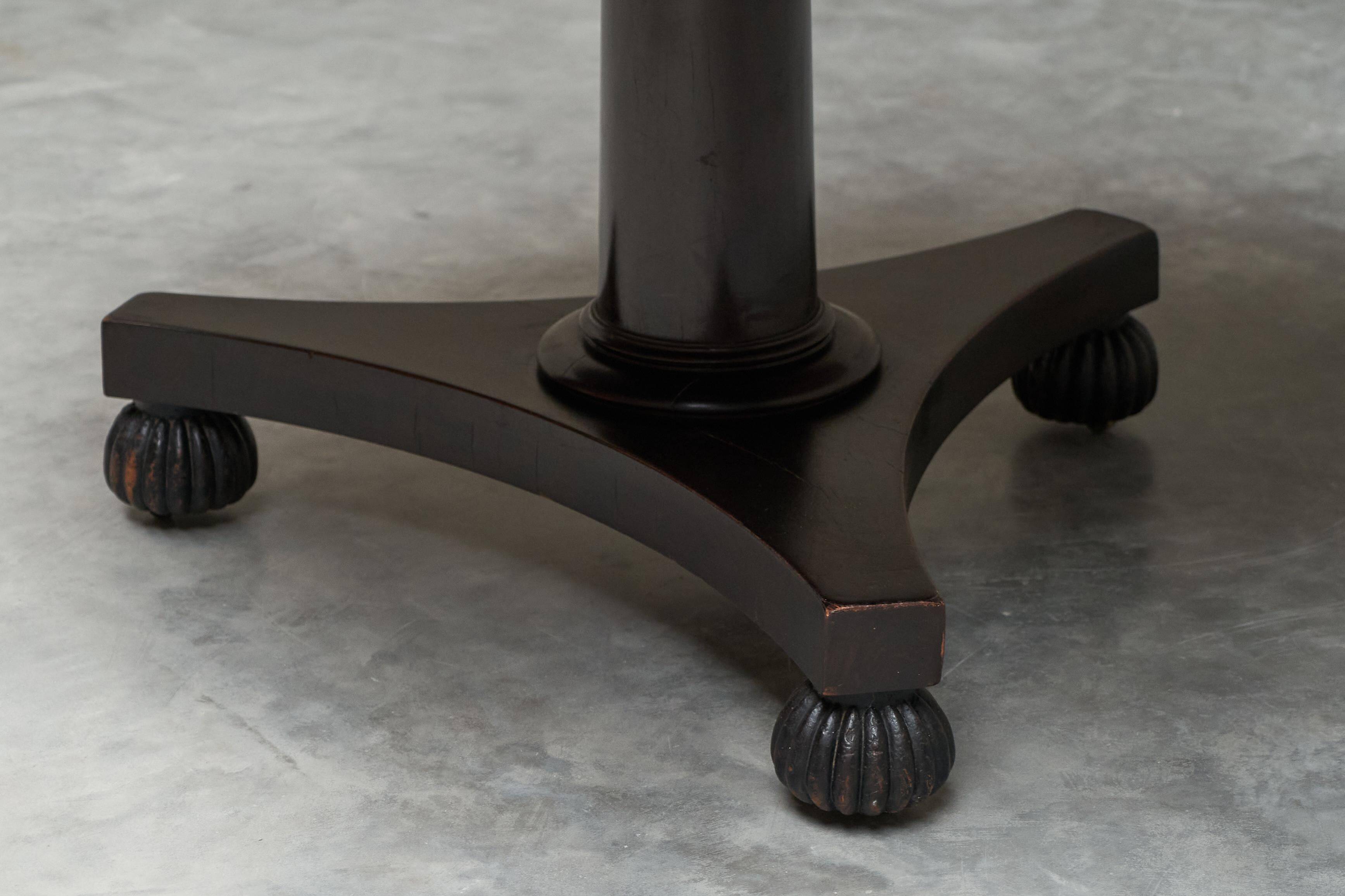 Empire dining table in rosewood veneer, 19th century.