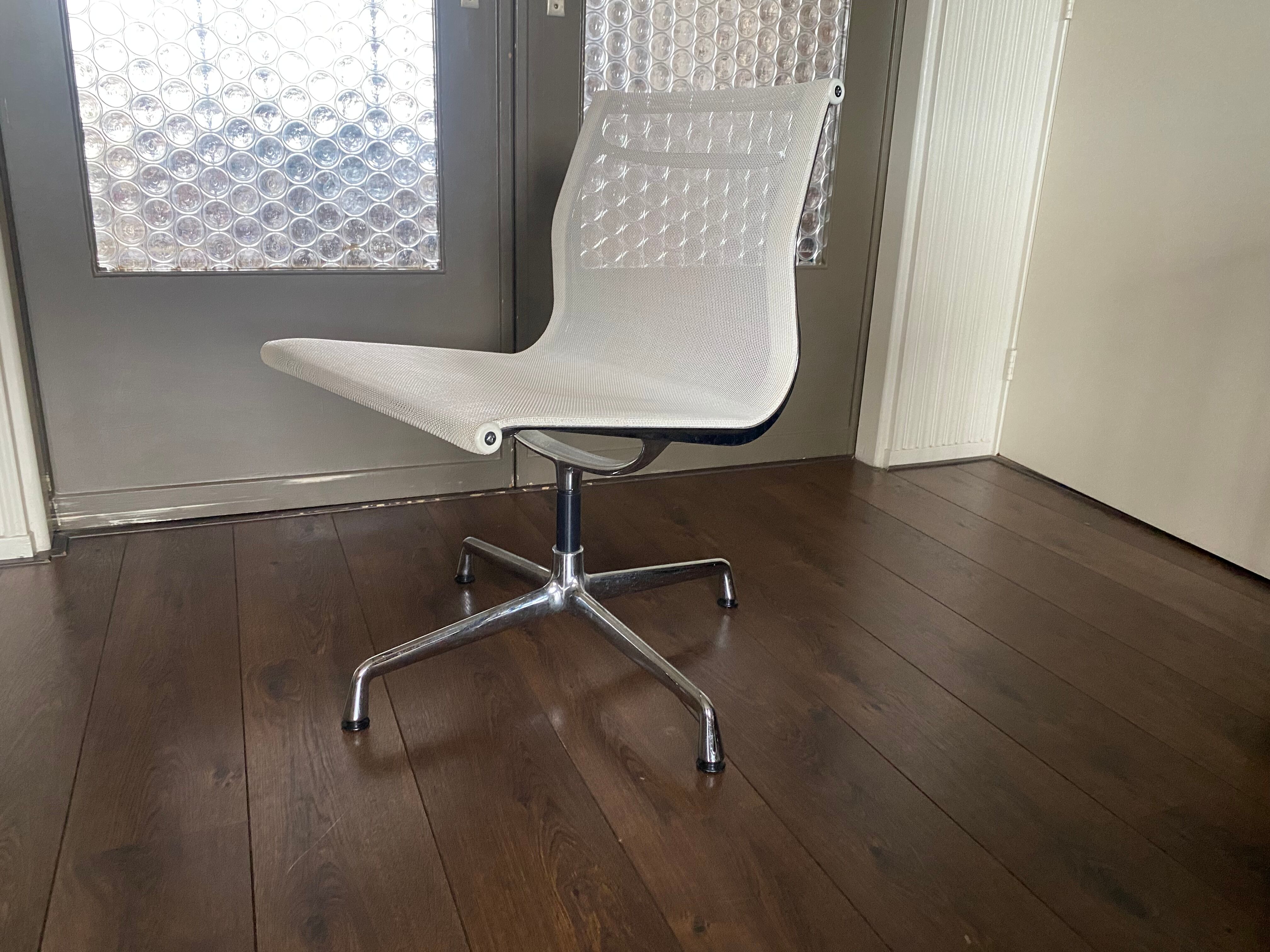 Chaise pivotante EA 107 en chrome et maille d’air par Charles & Ray Eames pour Vitra 2001