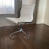 Chaise pivotante EA 107 en chrome et maille d’air par Charles & Ray Eames pour Vitra 2001