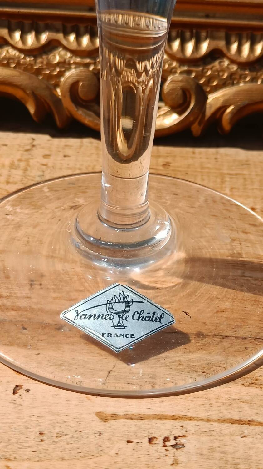 Large tasting glass with an old golden coat of arms – signed Jeanne Châtel