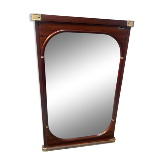 Miroir avec un encadrement en bois