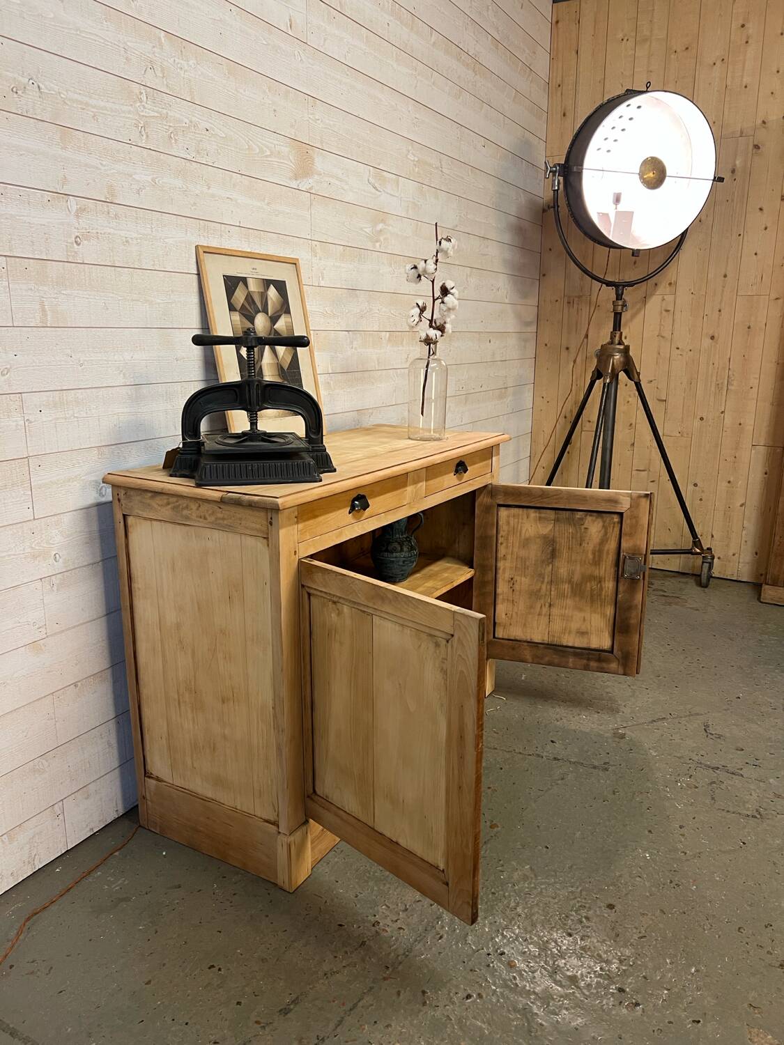Buffet parisien en bois brut