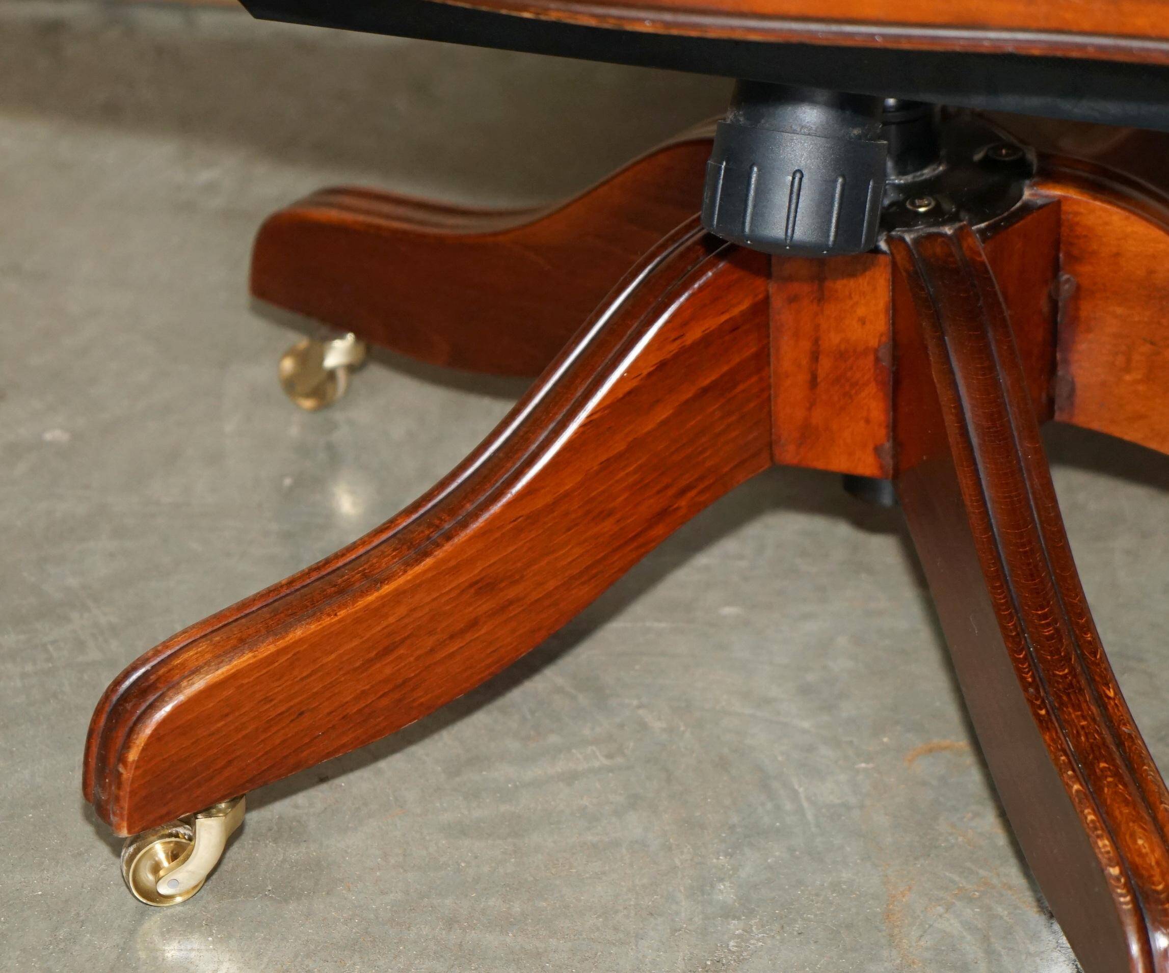 Modern captain's chair in leather, beech frame, adjustable.