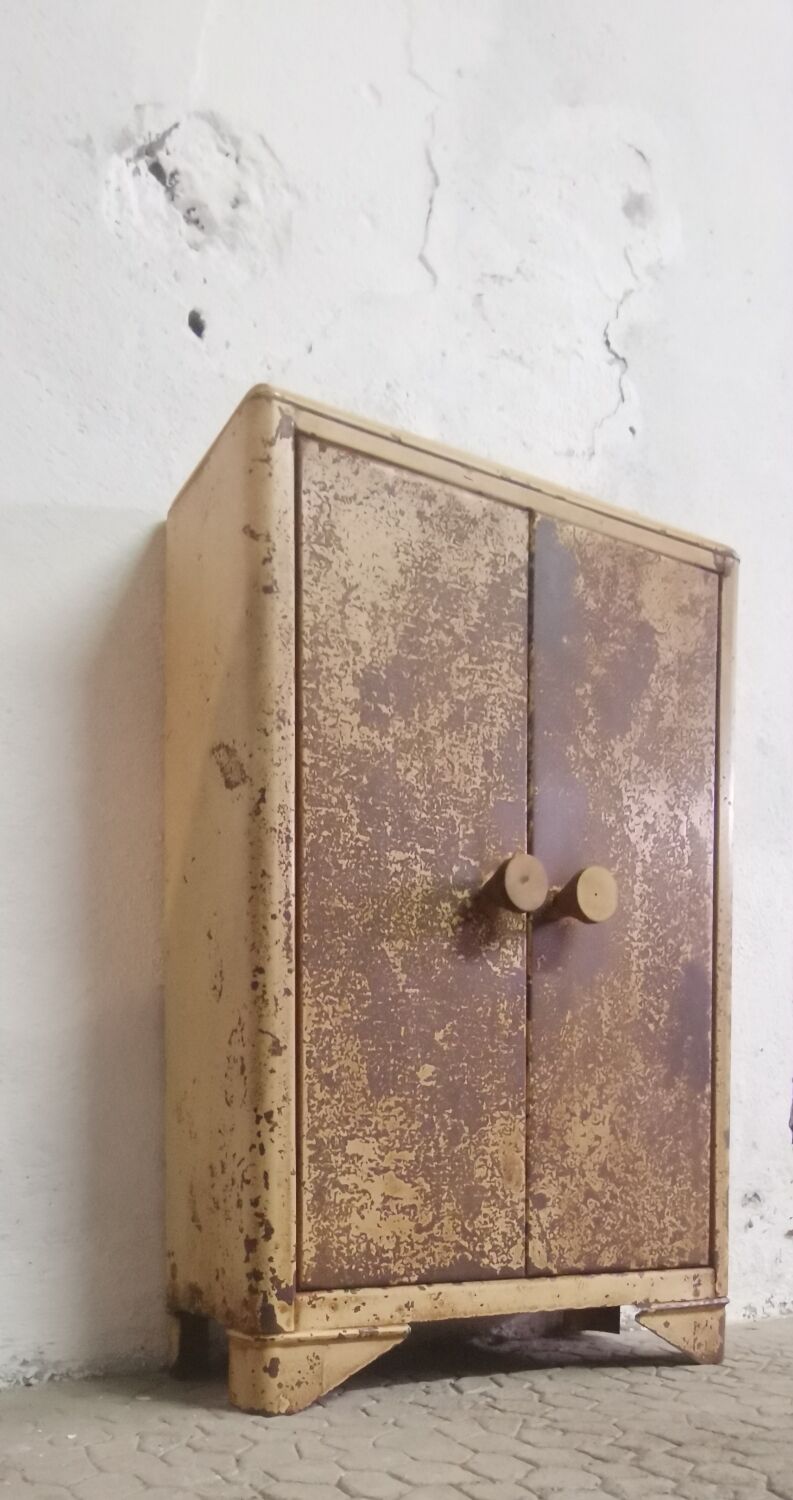 Small medicine cabinet from the 1930s
