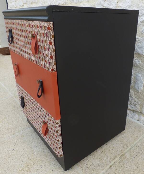 Vintage commode on wheels with three drawers in faux leather and fabric - end.