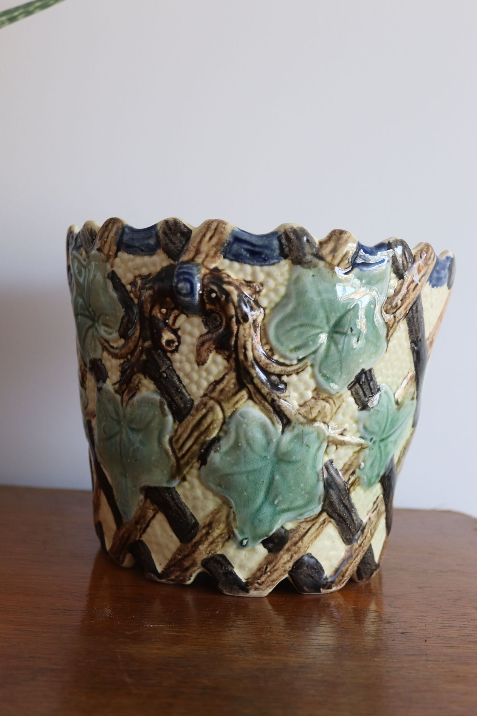 Ivy pot cache in barbotine onnaing art nouveau