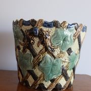 Cache pot aux lierres en barbotine onnaing art nouveau
