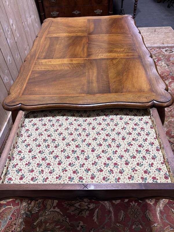 Table à manger en noyer de style Louis XV
