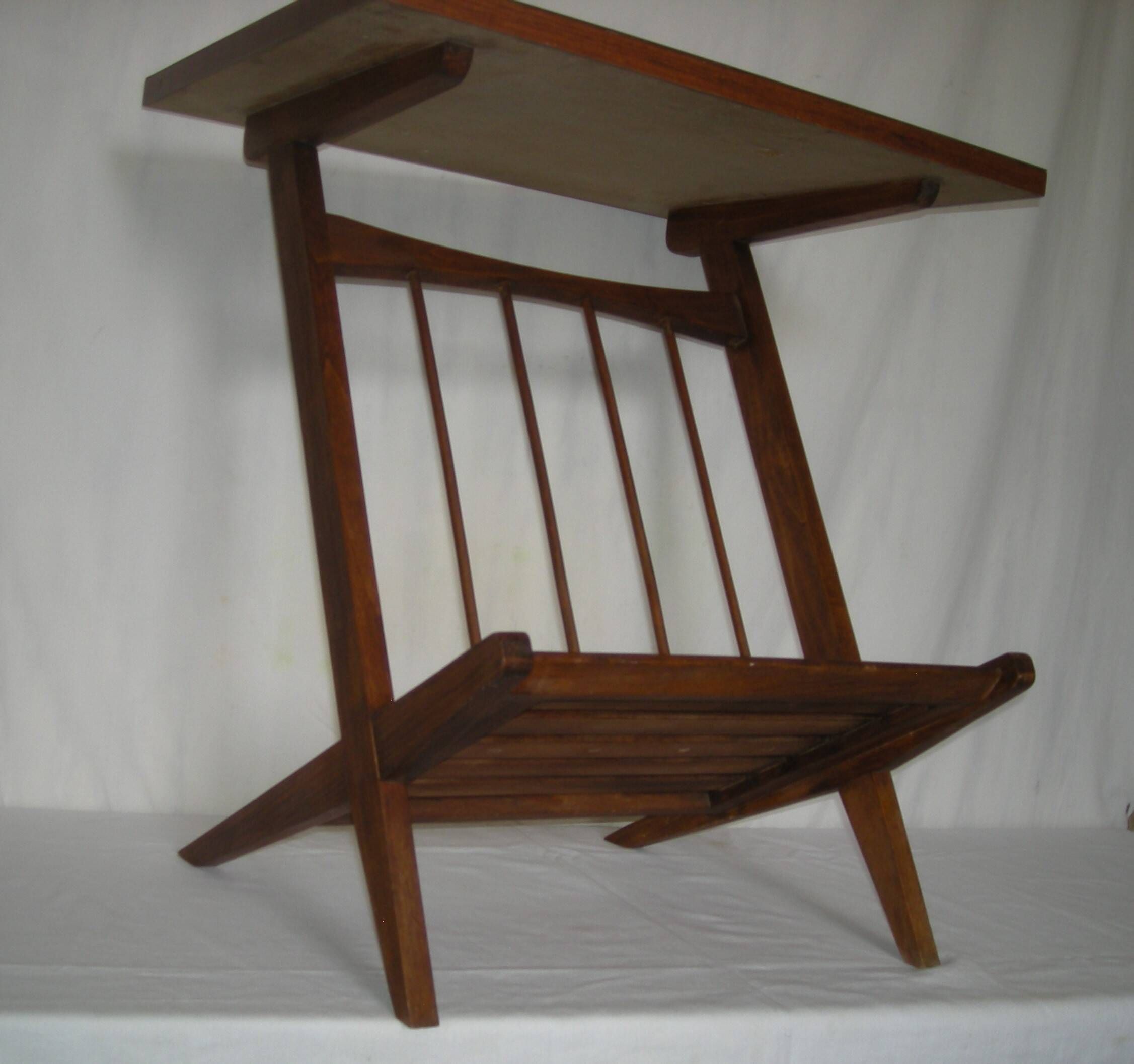 Table basse ; range disques ; revues style scandinave des années 50