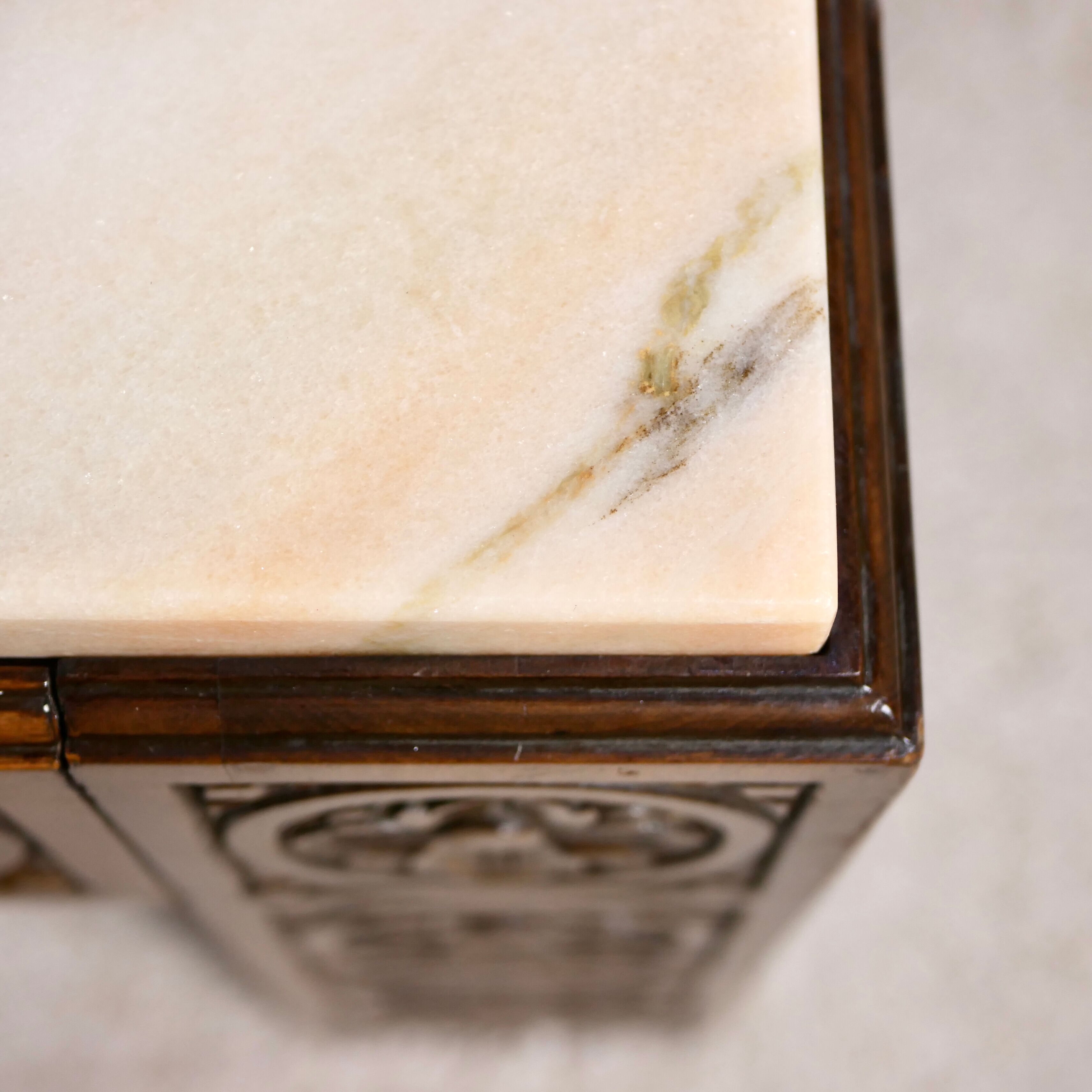 Table basse bois sculpté et marbre