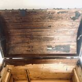 Malle, coffre ancien bombé en bois