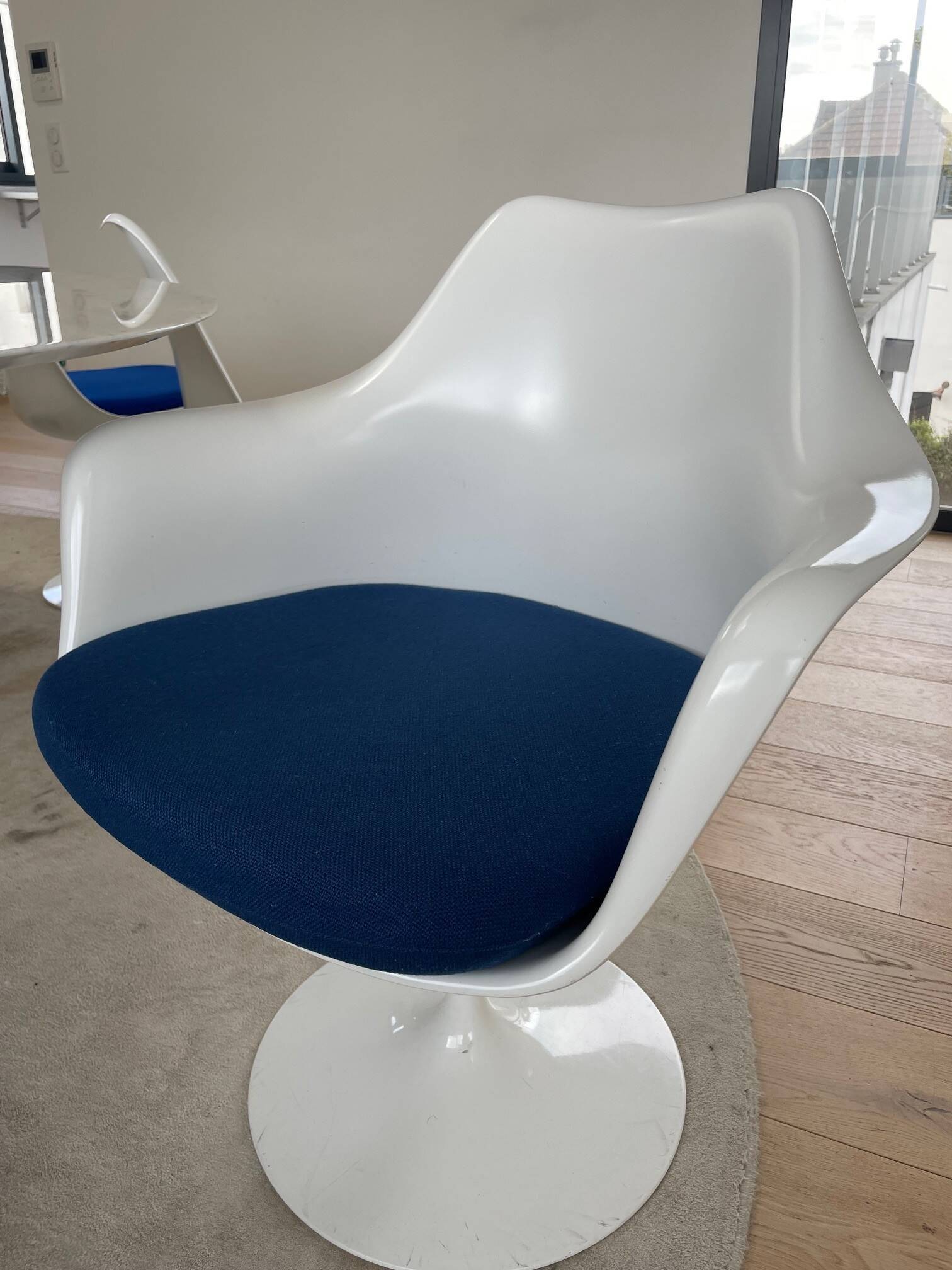 Oval Knoll Saarinen table in Carrara marble + 8 original Tulip chairs