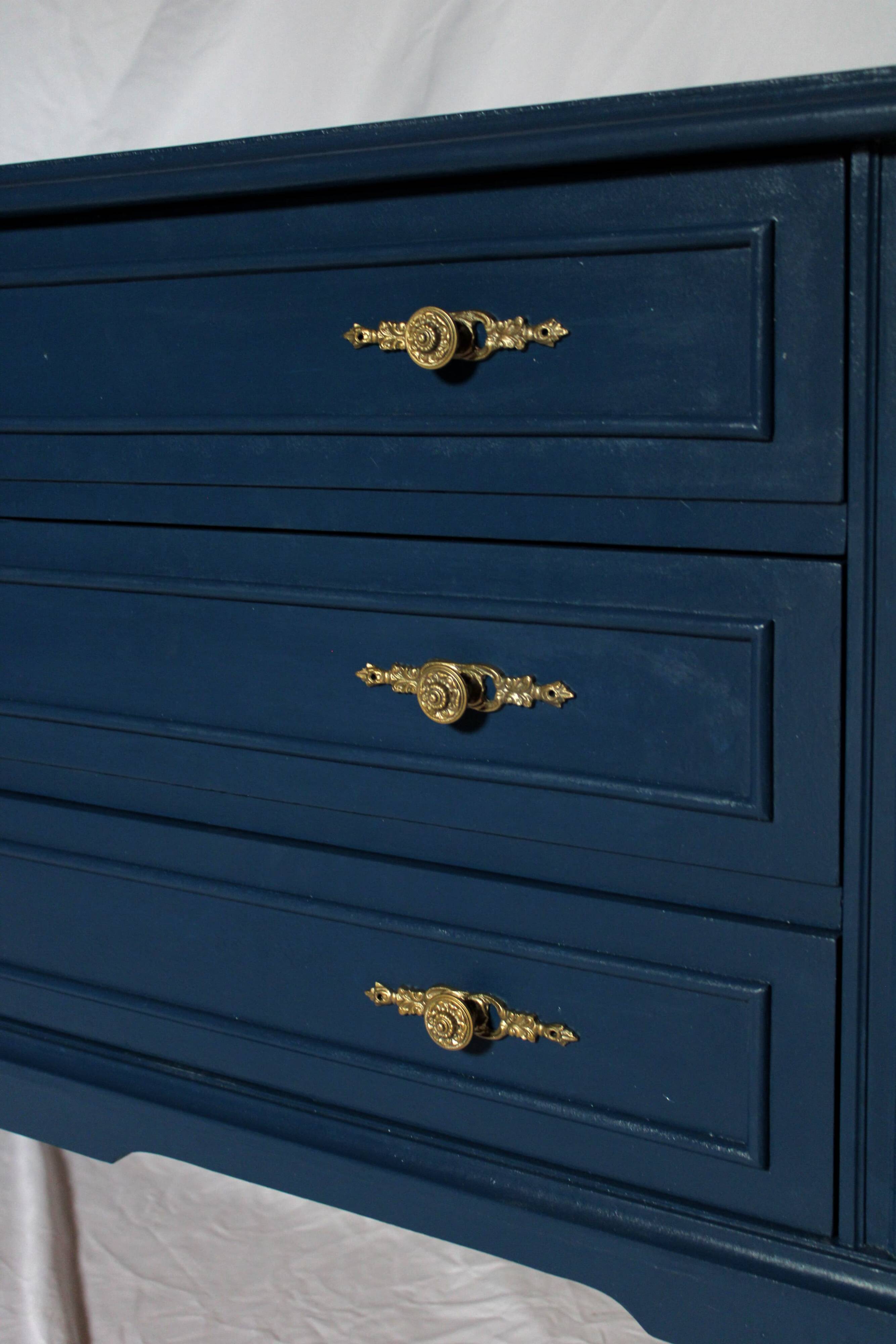 Commode vintage restaurée en bleu marine, style Louis XVI.
