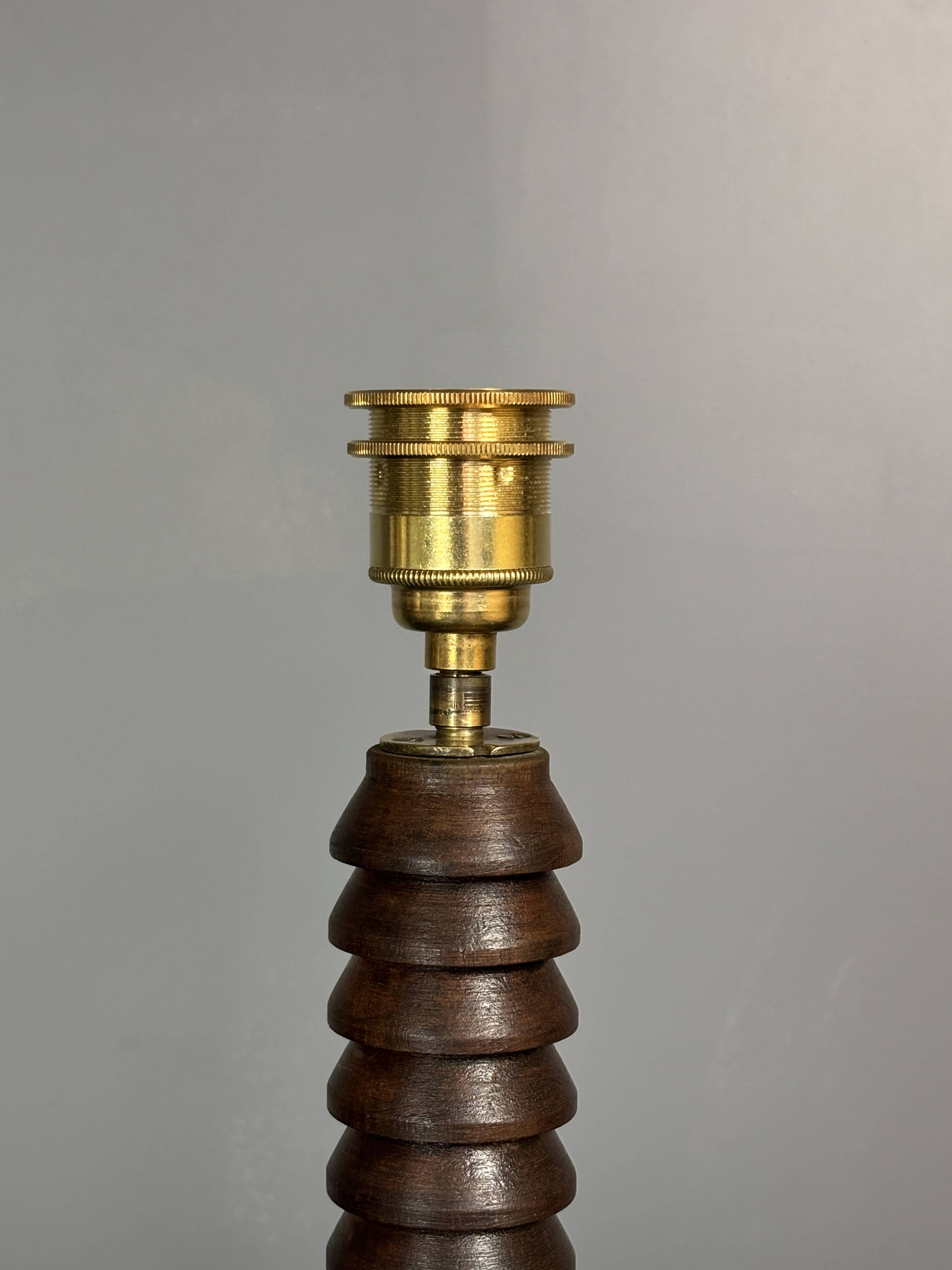 Lampe de table en bois tourné brutaliste du milieu du siècle dans le style de Charles Dudouyt, années 1950.