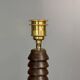 Lampe de table en bois tourné brutaliste du milieu du siècle dans le style de Charles Dudouyt, années 1950.