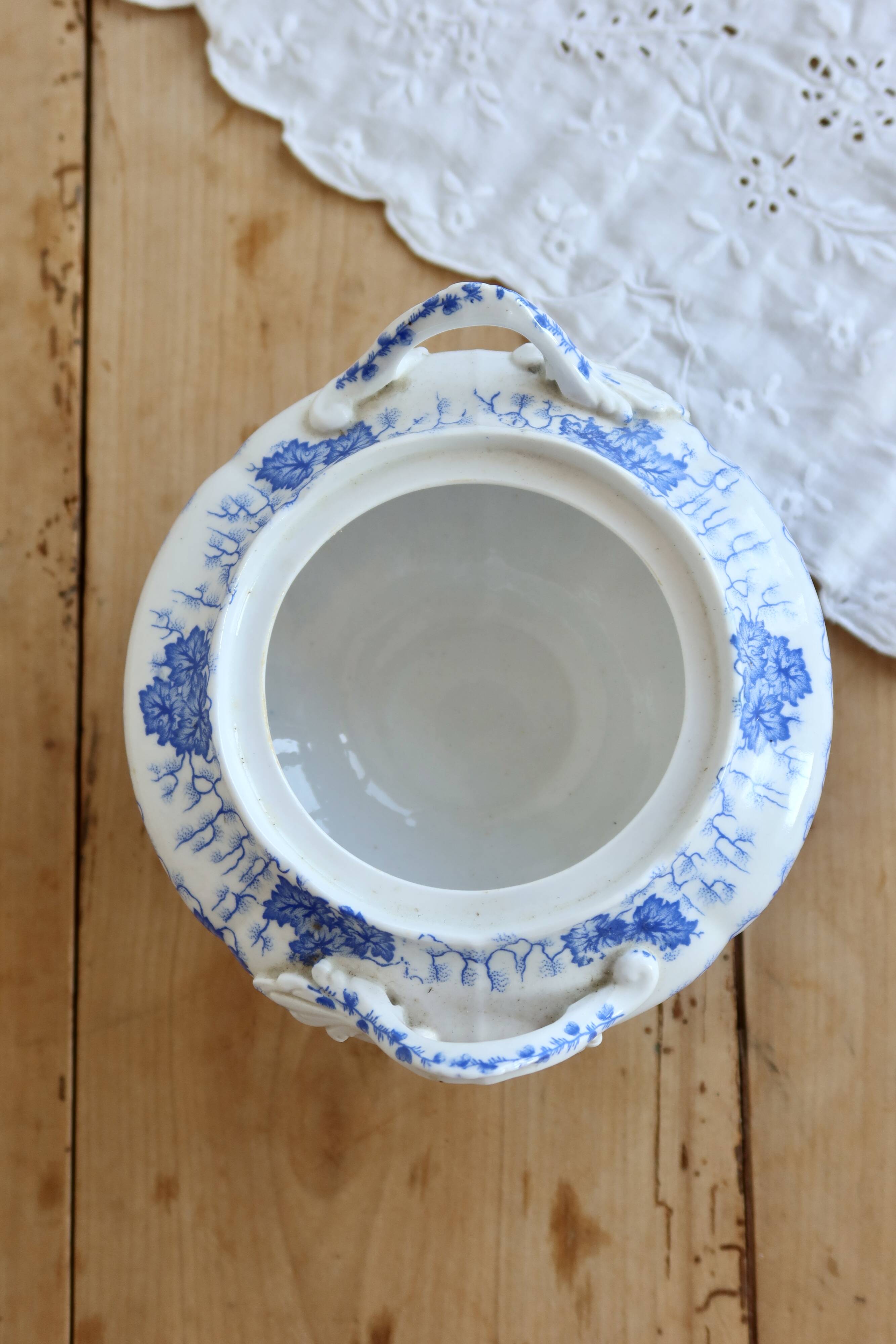 Small vintage vegetable dish English faience Feldspath