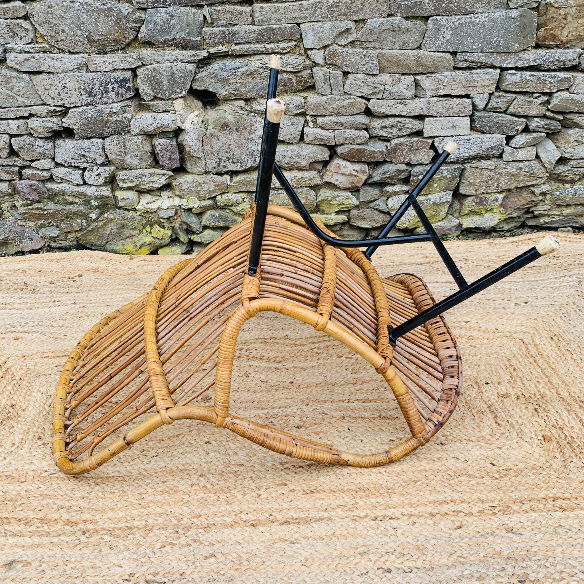 Fauteuil en rotin et piétement en métal noir 1960