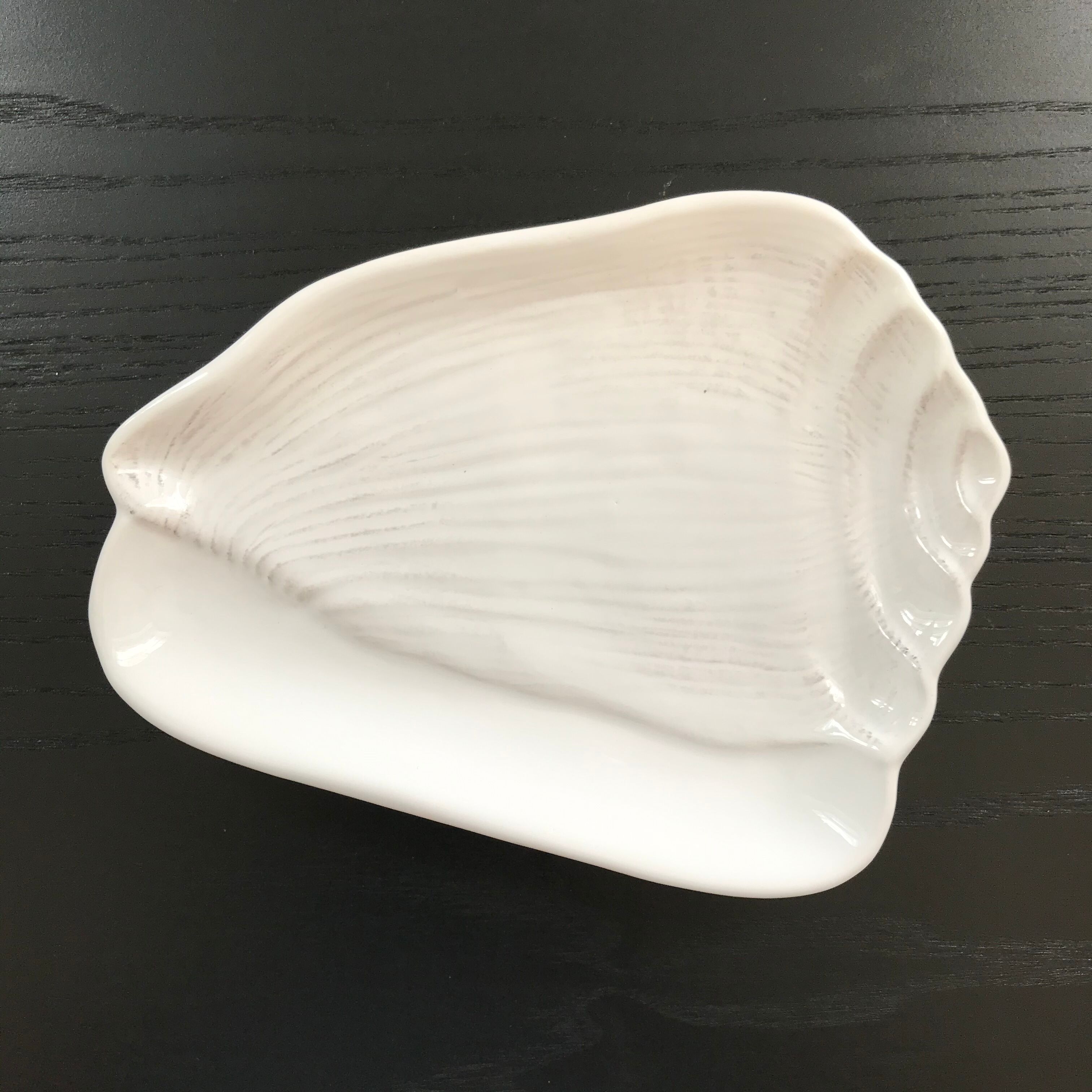 Shell-shaped catchall