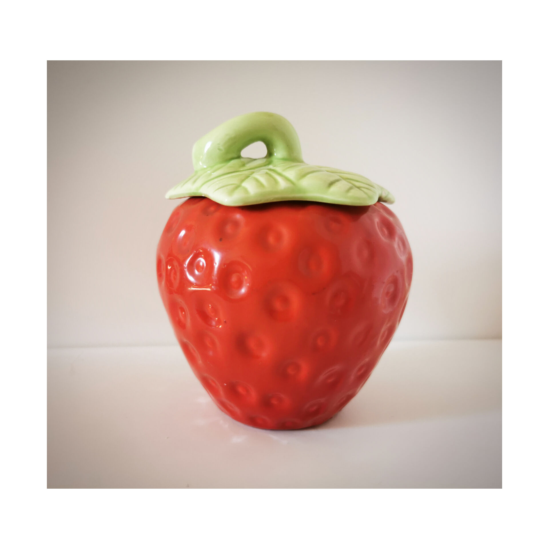 Strawberry ceramic box