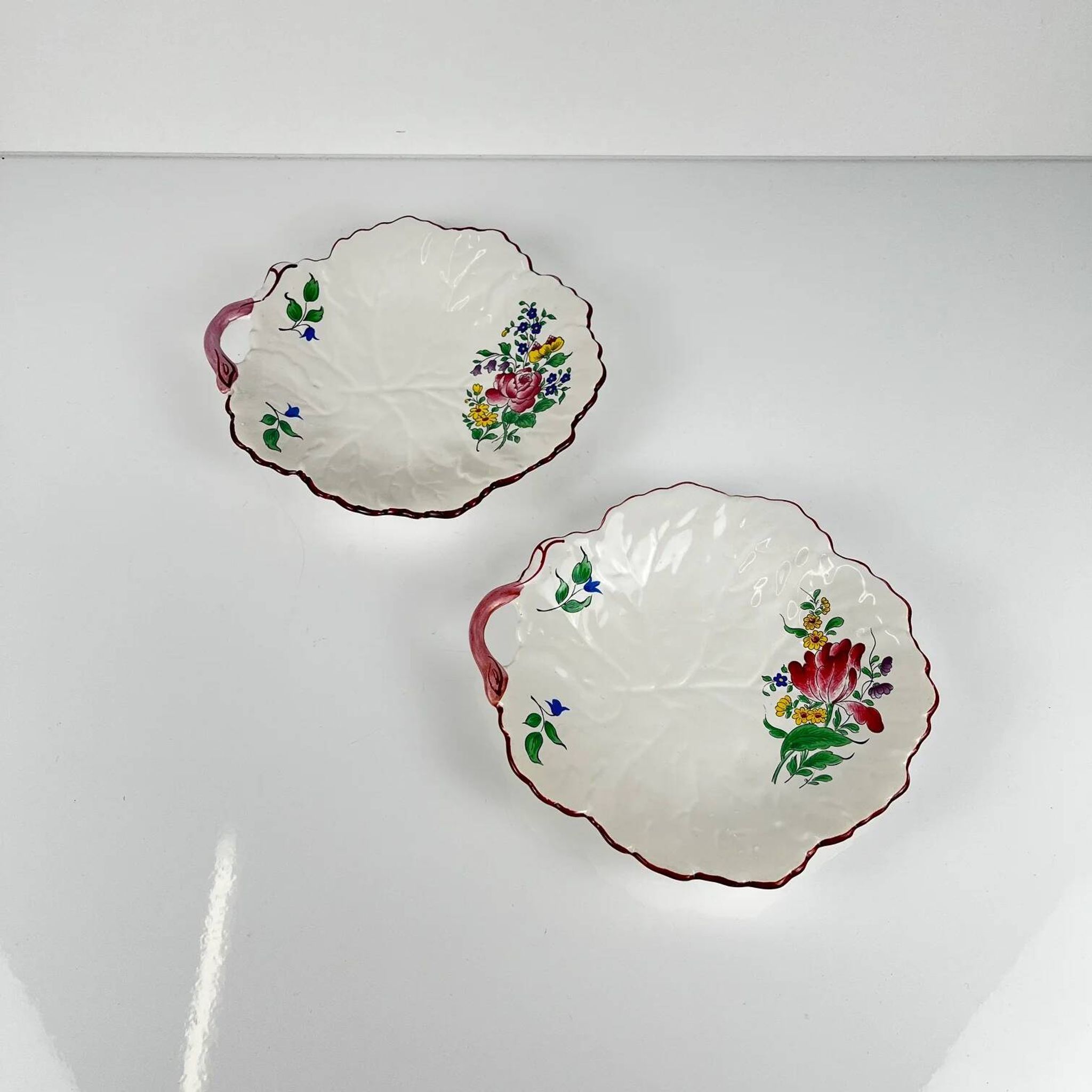 Set of 2 leaf-shaped bowls, Réverbère model by KG Lunéville, tulip and rose pattern.