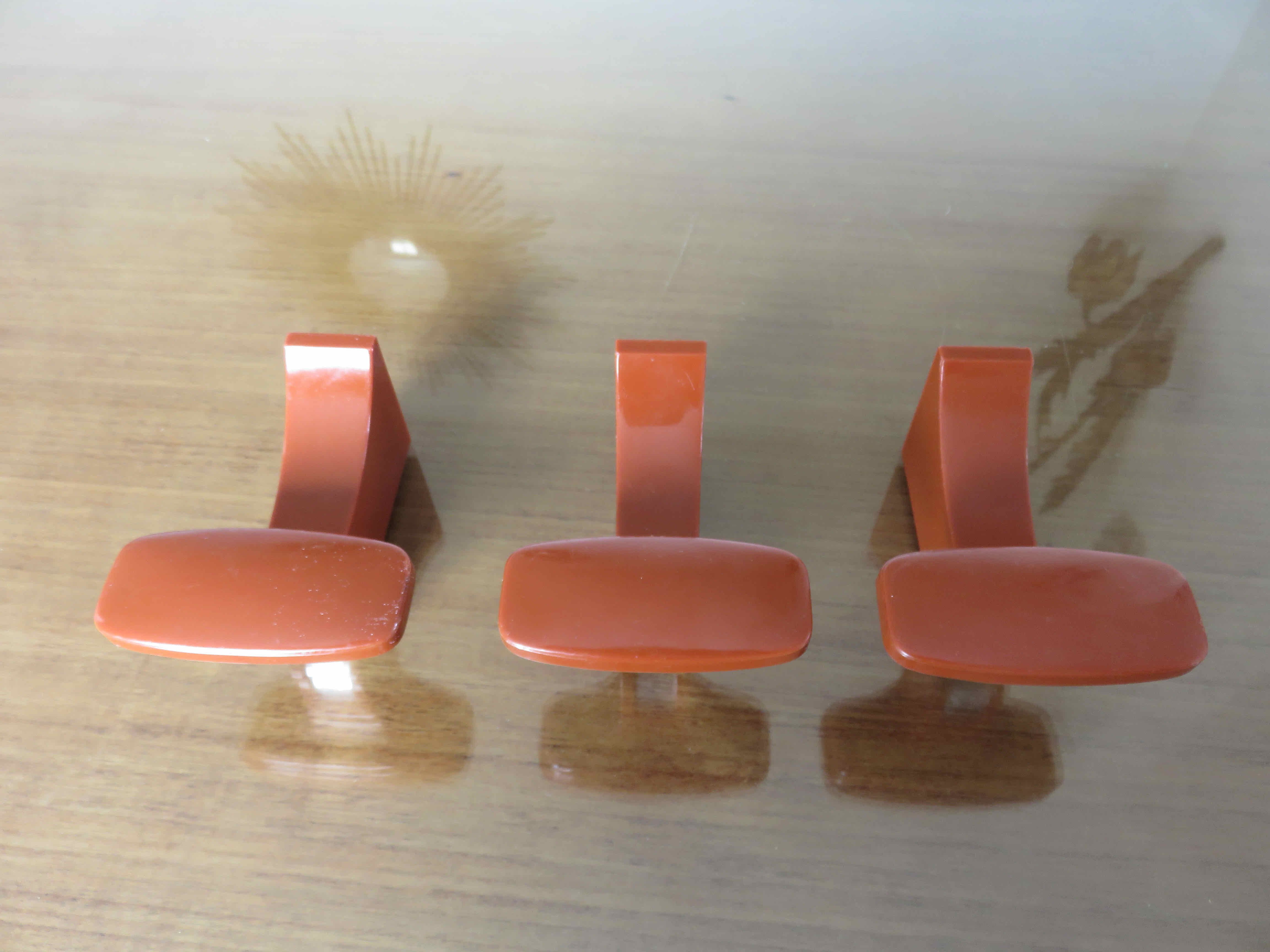 Series of 3 wall hooks grosfillex 70s