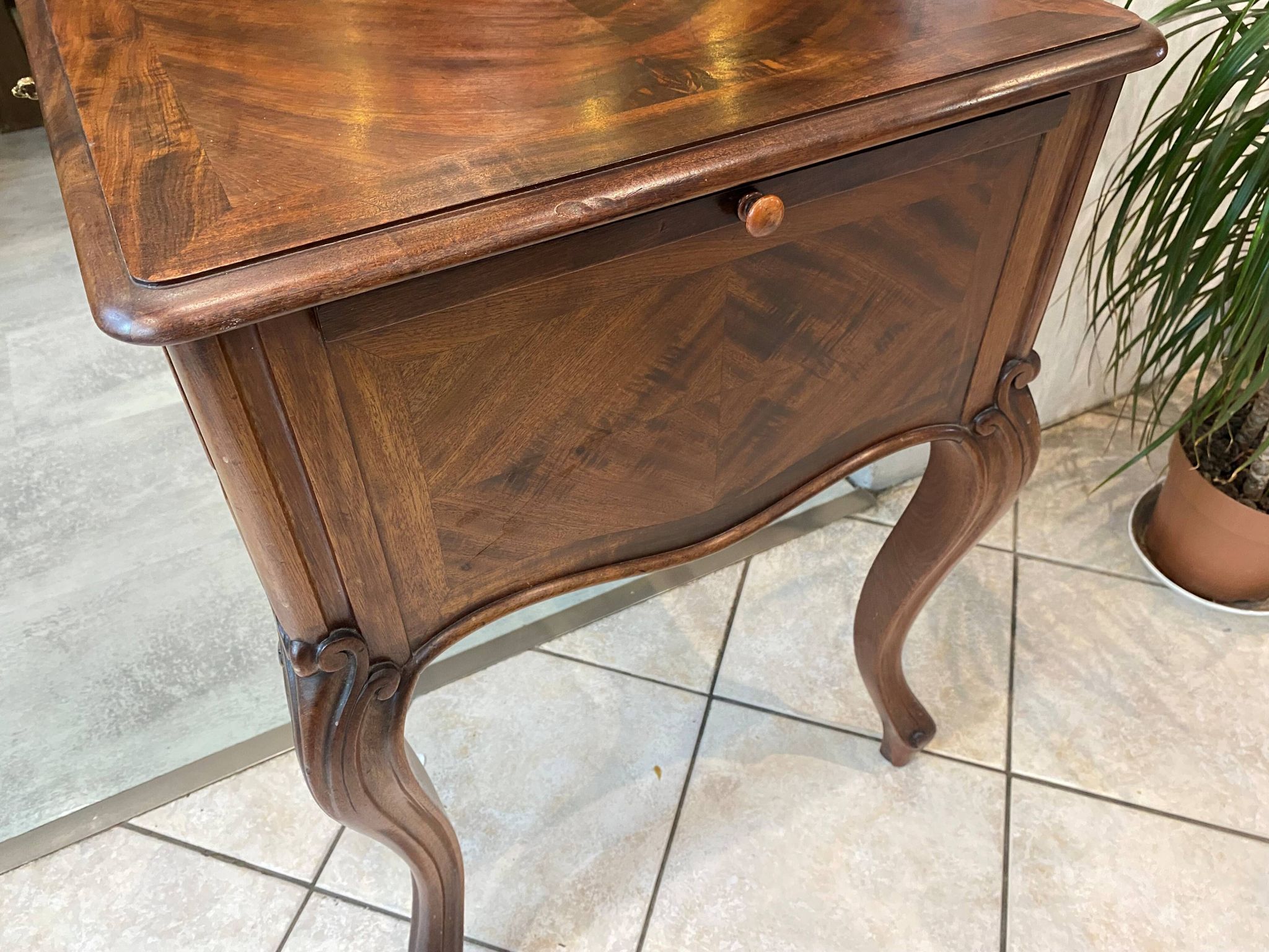 Louis XV style desk with 5 drawers and 2 shelves, late 19th century, 102x57cm