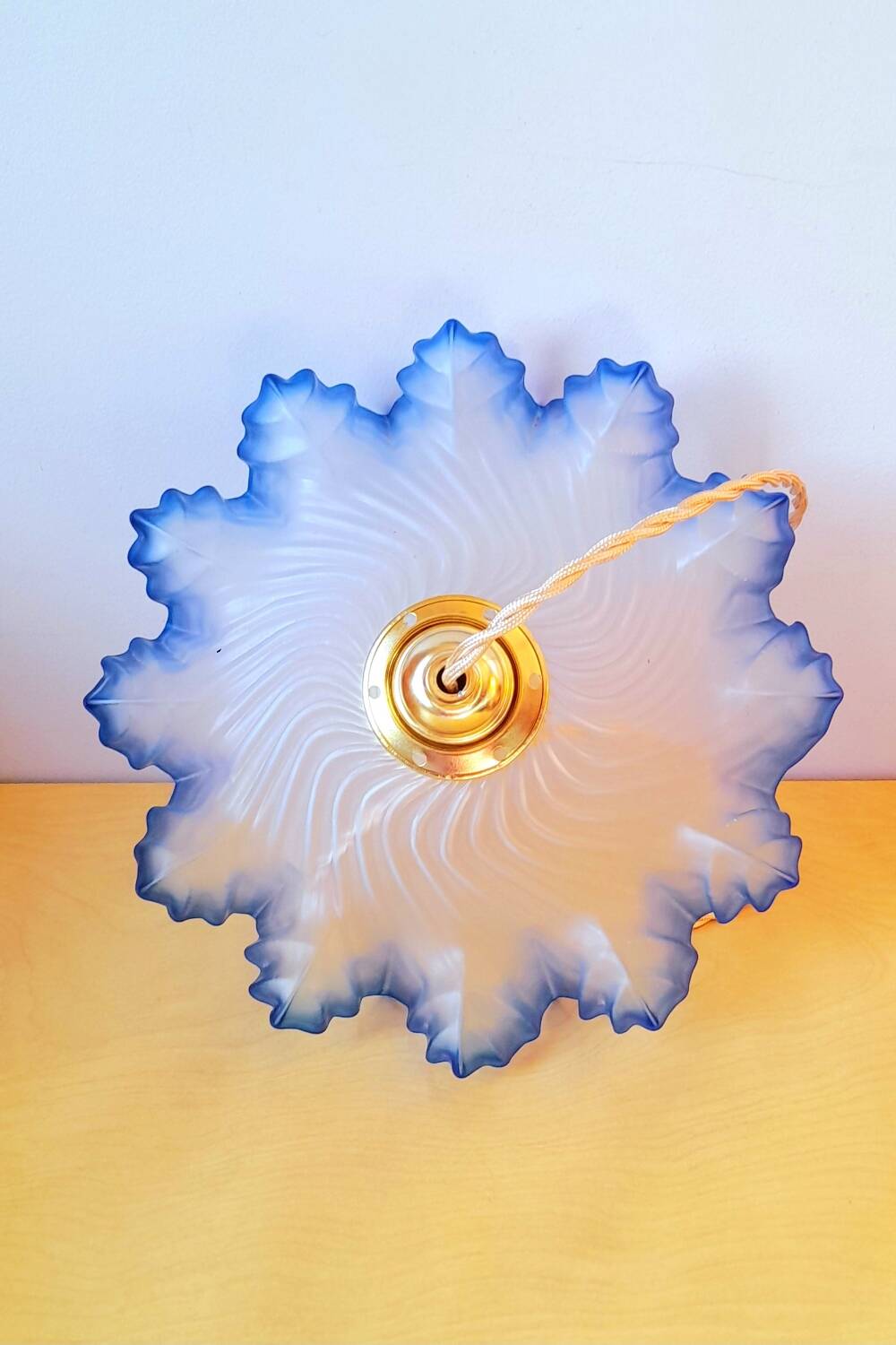 Suspension in opaline corolla from the 1930s