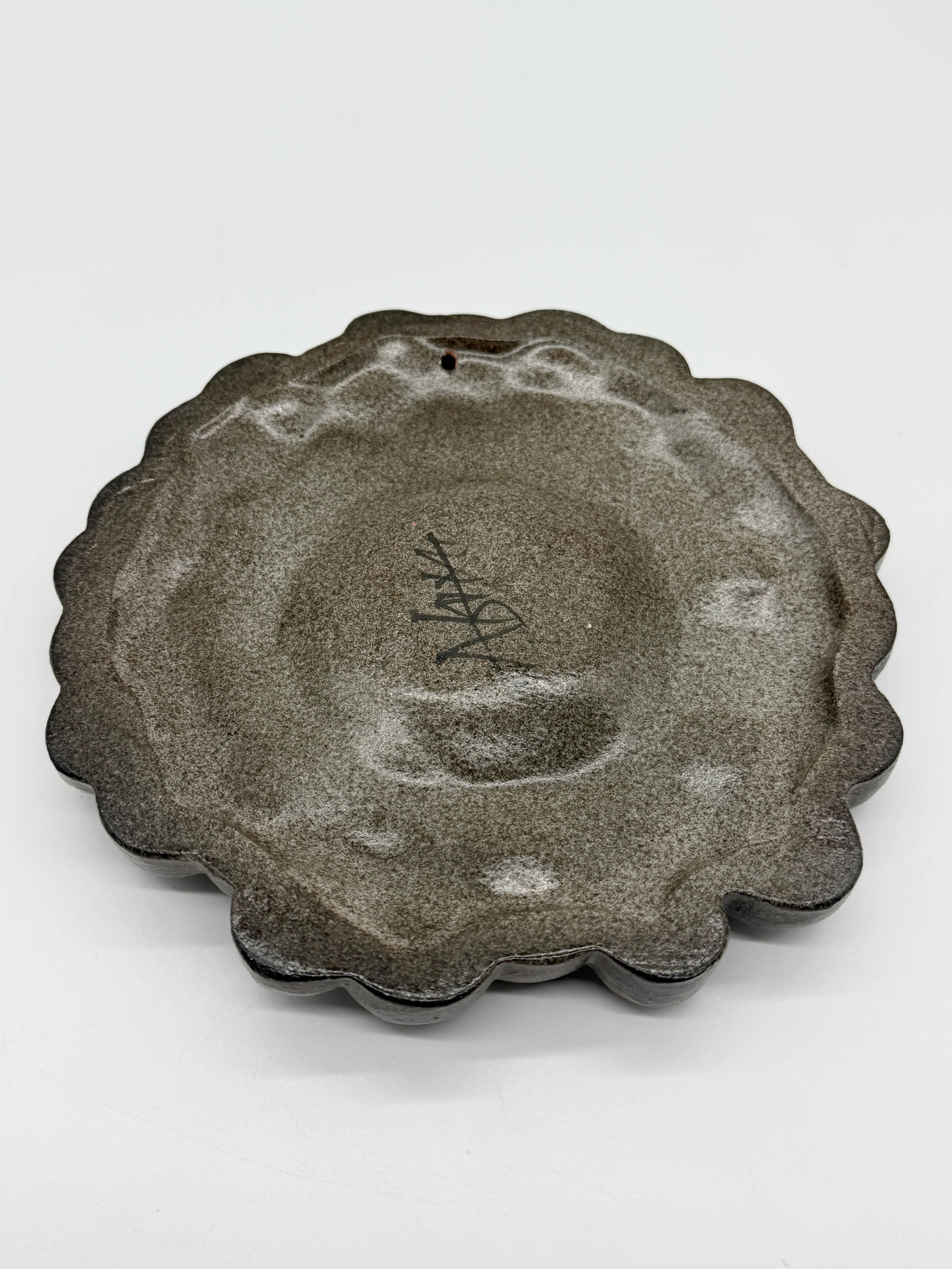Céramique murale « visage solaire » — signée, circa 1970