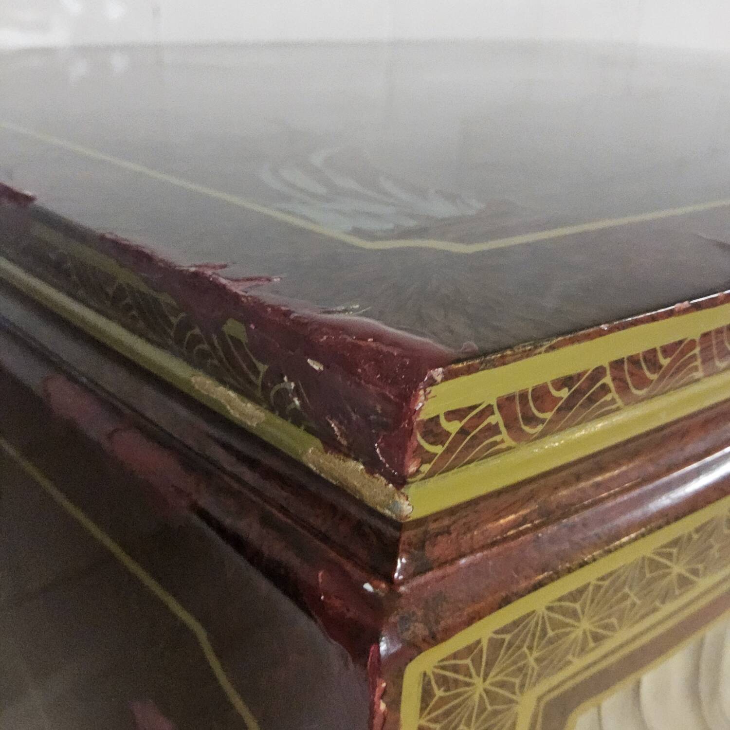 Cabinet chinois / oriental vintage avec feuille d'or / scène traditionnelle