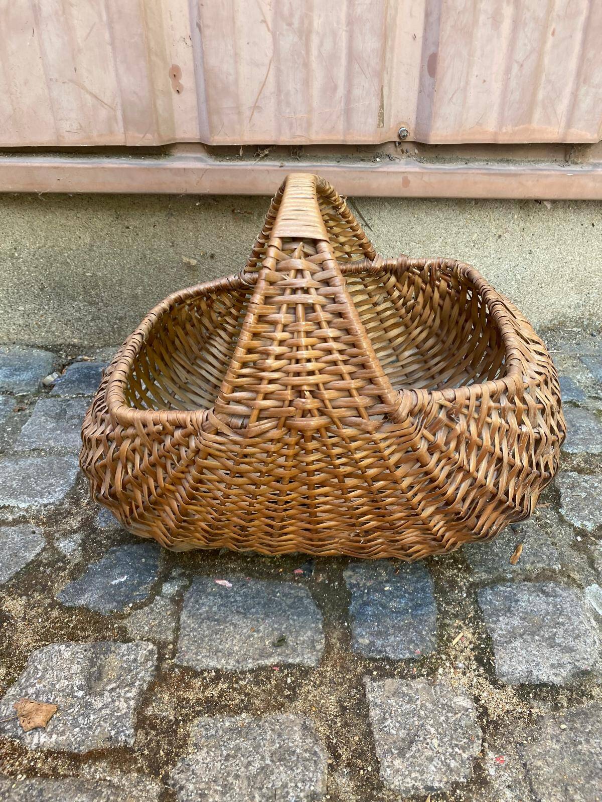 Large woven wicker log basket with handle – Rustic decor / Antique shop