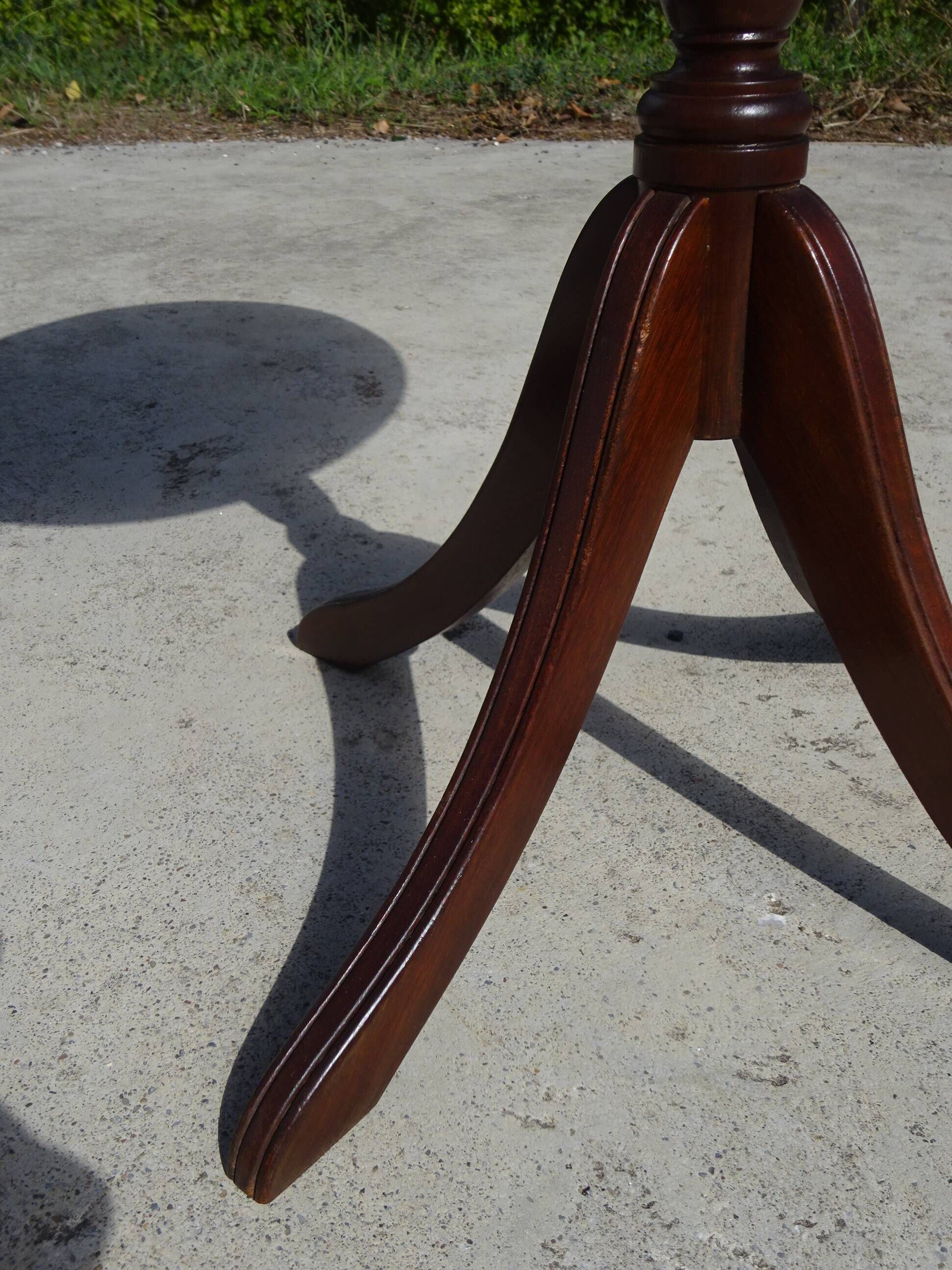 Small side table with an oval top in English style.
