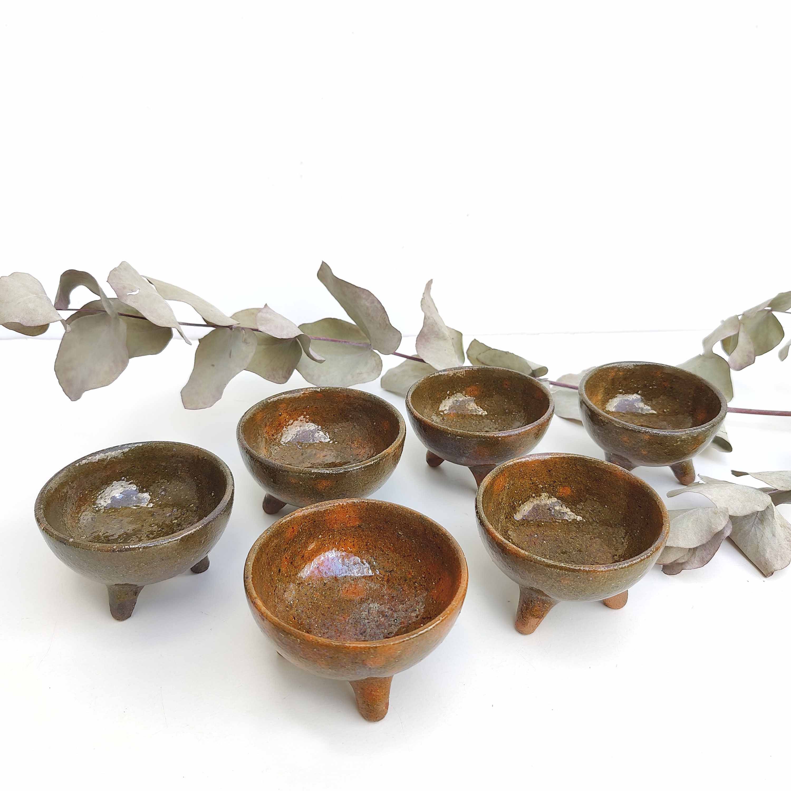 Set 6 bols tripodes terre cuite forme anthropomorphe