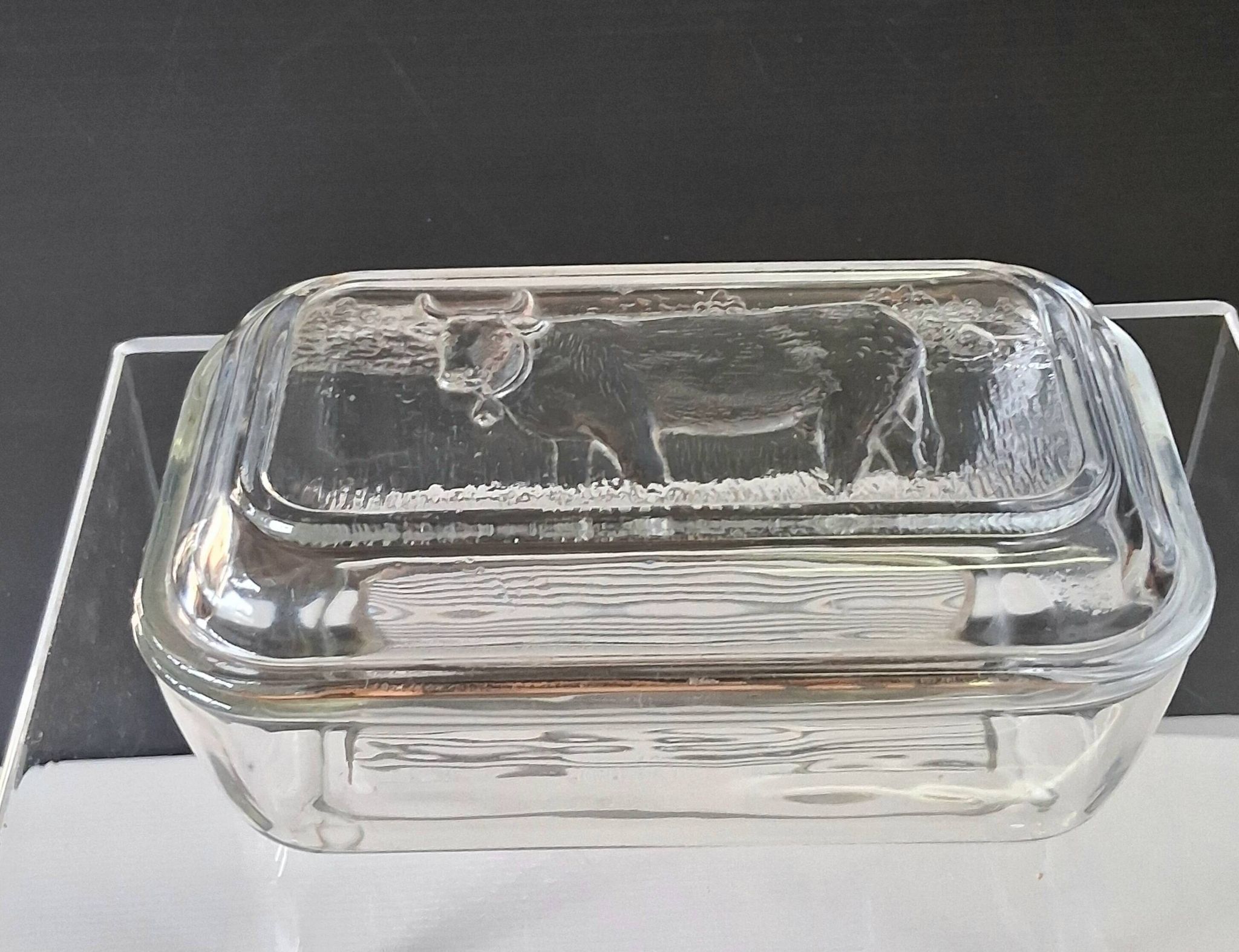 Very nice glass butter dish from Arcoroc in very good condition.