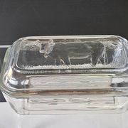 Very nice glass butter dish from Arcoroc in very good condition.