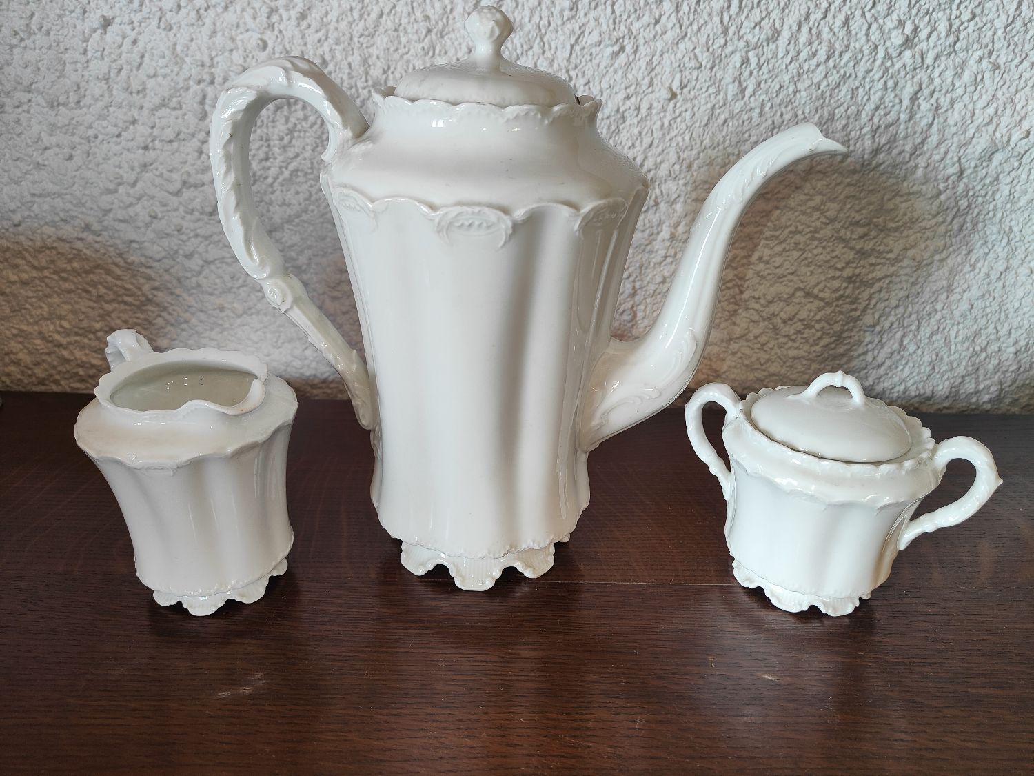 Limoges porcelain coffee maker in Haviland, white milk pot and sugar bowl decorated with leaves