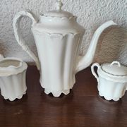 Limoges porcelain coffee maker in Haviland, white milk pot and sugar bowl decorated with leaves