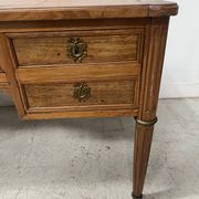 Bureau de style Louis XVI en bois de noyer Fin du XIX siècle